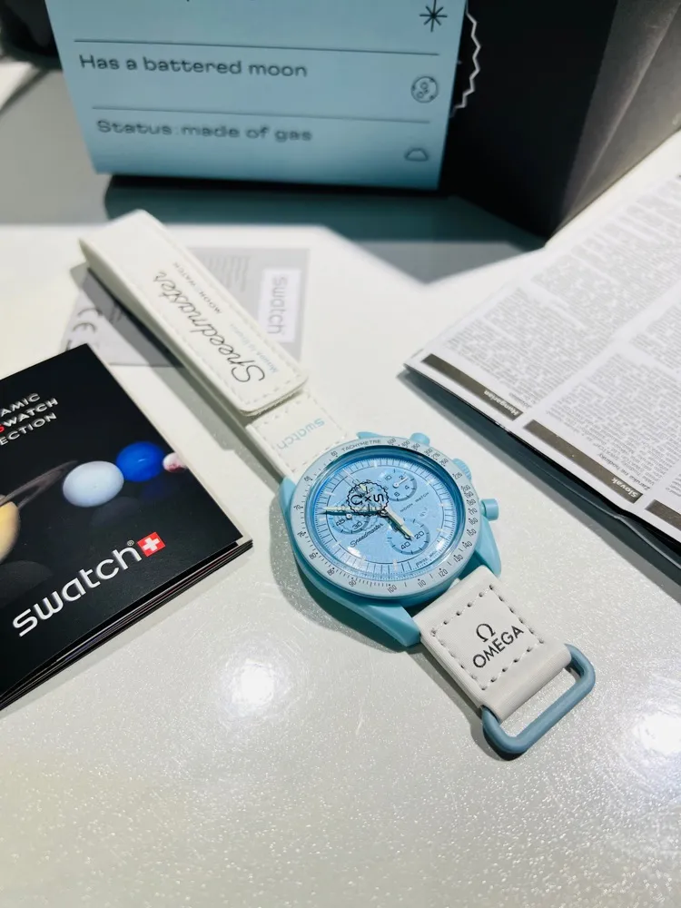 [Original order quality] 💰700! 【Purchasing quality】💰1040! Swatch OMEGAxSWATCH Omega x Swatch joint model BIOCERAMIC MOONSWATCH joint watch. There are 11 watches in this series, all named after planetary bodies. They are: Mission to the Sun (gold) Mission to Mercury (dark gray) Mission to Venus (pink) Mission to Earth (blue) Mission to the Moon (black) Mission to Mars (white) Mission to Jupiter (bronze) Mission to Saturn (beige) Mission to Uranus (light blue) Mission to Neptune (dark blue) Mission to Pluto (grey) Each one represents the characteristics of a different planet and uses its elements to decorate the dial, making people want to collect the entire series at once.  Swiss quartz machine, size 42mm. The Velcro strap is waterproof and easy to wear. It is worth buying. It can be collected and given as a gift. It has 11 colors and represents the 11 planets in the universe. The colors are bright and this summer accessory is a must-have!