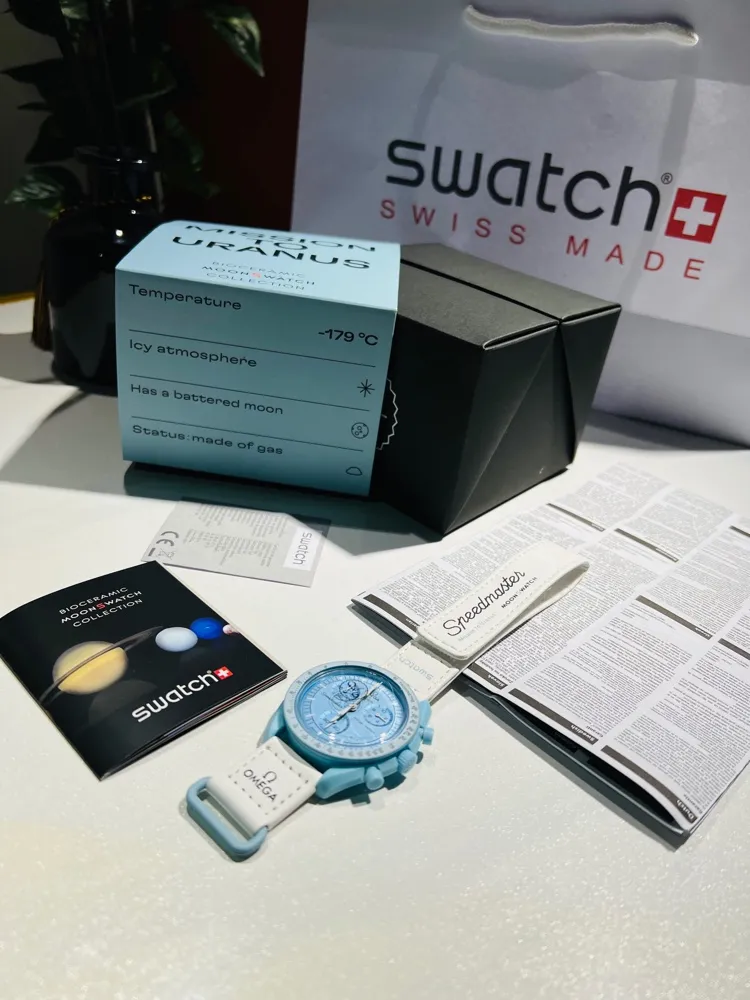 [Original order quality] 💰700! 【Purchasing quality】💰1040! Swatch OMEGAxSWATCH Omega x Swatch joint model BIOCERAMIC MOONSWATCH joint watch. There are 11 watches in this series, all named after planetary bodies. They are: Mission to the Sun (gold) Mission to Mercury (dark gray) Mission to Venus (pink) Mission to Earth (blue) Mission to the Moon (black) Mission to Mars (white) Mission to Jupiter (bronze) Mission to Saturn (beige) Mission to Uranus (light blue) Mission to Neptune (dark blue) Mission to Pluto (grey) Each one represents the characteristics of a different planet and uses its elements to decorate the dial, making people want to collect the entire series at once.  Swiss quartz machine, size 42mm. The Velcro strap is waterproof and easy to wear. It is worth buying. It can be collected and given as a gift. It has 11 colors and represents the 11 planets in the universe. The colors are bright and this summer accessory is a must-have!