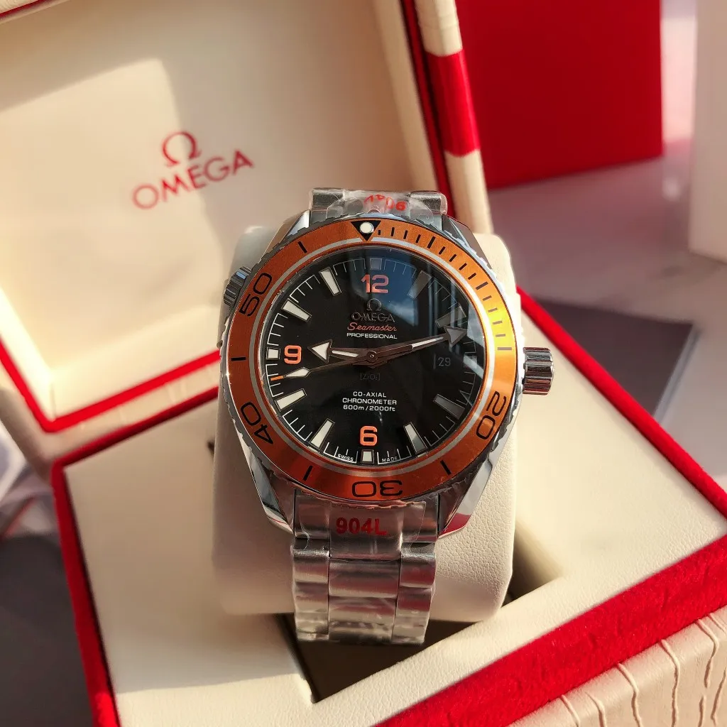 【High-end replica】💰1240! 【Customized all-in-one machine】💰1760! The 2023 new upgraded Omega Seamaster 600-meter diving watch rubber strap model has arrived in full color. The ceramic bezel is unique to the whole network. The internal repair is the Citizen 9015 all-in-one mechanical movement, and the external repair details are synchronized with the original ones. [Movement] Equipped with 💯 Brand new Japanese original Citizen 9015 automatic mechanical movement, original see-through design, corrected movement rotor, 0️⃣repair, accurate timing, strong practicality [Case] Made of 316L stainless steel, with gold plating in the exclusive vacuum furnace on the entire network, equipped with the only original ceramic one-way rotating chronograph ring in its class [Bracelet] The official synchronous rubber strap or 316 stainless steel five-bead bracelet of the Seamaster 600-meter diving watch is optional! This picture shows the quality of a customized all-in-one machine!