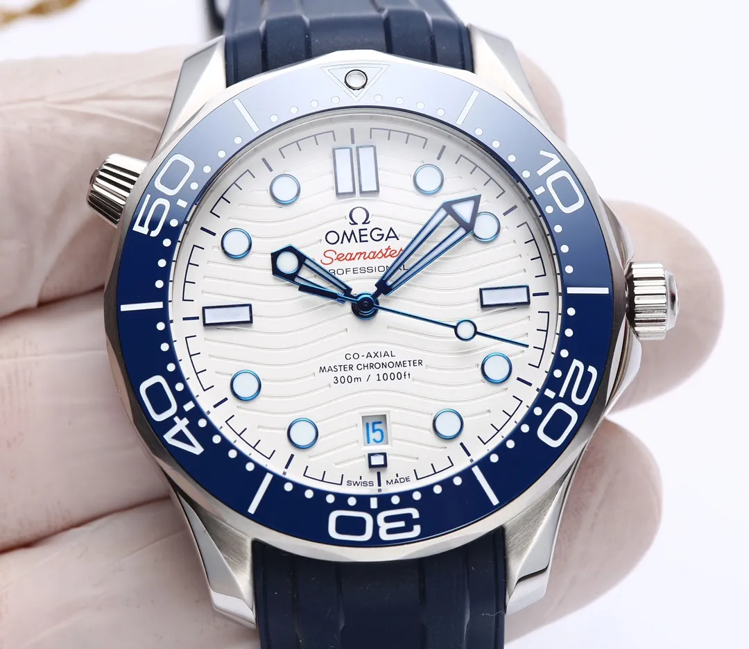 【High-end replica】💰1160! 【Customized all-in-one machine】💰1720! OMEGA SEAMASTER Seamaster Series 300m 300m Coaxial Master Chronometer 42mm 42mm Diving Watch, brushed stainless steel case partially polished. The bezel is made of ceramic and decorated with white enamel diving scales. The scales on the word ring are not easy to wear and fade, and the dome-shaped mirror is coated with anti-glare film Polished black ceramic dial, laser engraved ripple pattern, calendar window at 6 o'clock, hollow hands and embossed hour markers, rhodium-plated, and covered with Super-LumiNova luminous coating, blue and green two-color luminous, green luminous minute hand display with green luminous dots on the bezel for diving Oxygen countdown, multiple waterproof screw-in crowns, can be worn for real sea diving, conical shaped helium escape valve, corrugated edge design, transparent case back, beautiful movement of the movement can be clearly seen, replica 8800 oscillating weight, equipped with original buckle, imported fluorine rubber strap, soft texture, strong flexibility, can be worn in deep diving suits for diving. This picture was taken with custom all-in-one quality! (This product is shipped with three codes in one. Returns and exchanges require complete card tags)