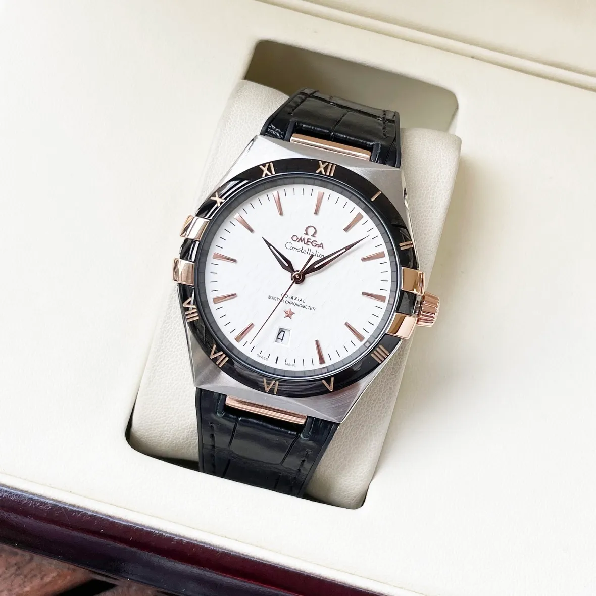 【High-end replica】💰1300! 【Customized all-in-one machine】💰1920! 【Top Replica】💰Private chat! Omega Constellation Series Men's Mechanical Watch, a new upgraded version will arrive in 2023. The quality is corrected and the 8500 movement splint is specially designed. [Movement] Re-engraved and restored 8500 coaxial movement. The see-through bottom movement can be seen at a glance and is perfectly presented. [Case] 316L stainless steel case, made by exclusive CNC process, with arched wear-resistant super-strong glass, clear text lines and well-proportioned checkering. It is three-degree waterproof and has a diameter of 41/11mm. [Watch chain] Italian imported cowhide rubber strap with original folding clasp