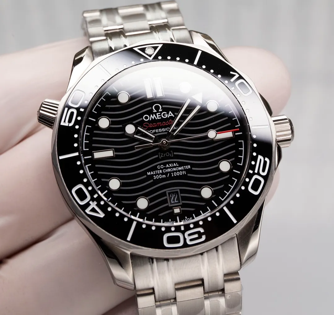 Omega Seamaster Series 300-meter Diving Watch [Movement] 💯 Brand new Citizen fully automatic mechanical movement imported from Japan with the latest 8800 deck, truly all metal, truly all gemstone eyes! It truly achieves zero repairs, accurate delivery, and combines practicality and beauty! 100% waterproof. [Glass] High-definition double-bore sapphire glass [Ceramic ring] Use imported ceramic ring with 12-point sapphire moonlight beads (beautiful/high-end) [Pointers] Super-LumiNova luminous coating, blue and green two-color luminous, minute hand green luminous display with green luminous dot on the bezel for diving oxygen countdown [Literal] Corresponds to the counter Seamaster 300 porcelain surface craftsmanship (visual effect beats ordinary oil pressure) [Case] Made of 316L fine steel case, equipped with the only original ceramic one-way rotating chronograph ring in its class. The pressure relief valve on the side of the case is the same as the original one. Table diameter 42/11mm, official perfect size