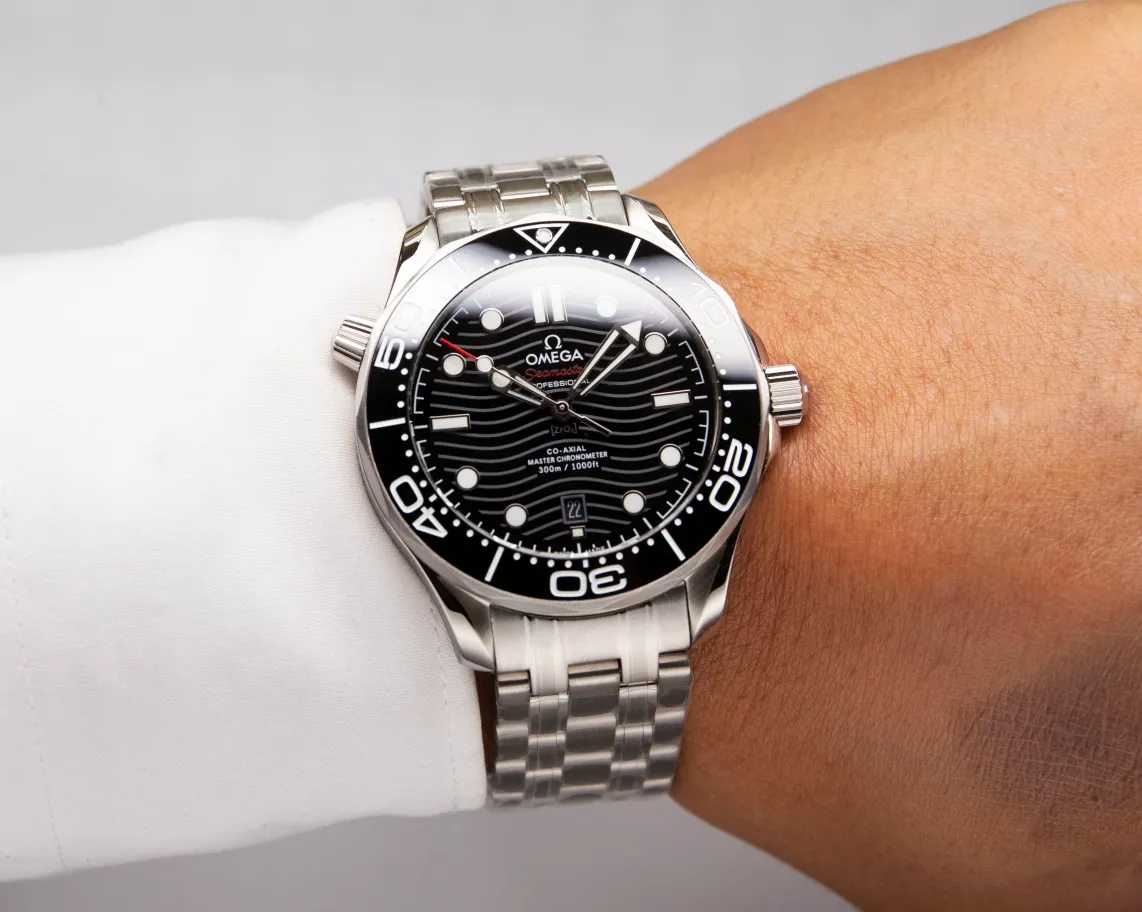Omega Seamaster Series 300-meter Diving Watch [Movement] 💯 Brand new Citizen fully automatic mechanical movement imported from Japan with the latest 8800 deck, truly all metal, truly all gemstone eyes! It truly achieves zero repairs, accurate delivery, and combines practicality and beauty! 100% waterproof. [Glass] High-definition double-bore sapphire glass [Ceramic ring] Use imported ceramic ring with 12-point sapphire moonlight beads (beautiful/high-end) [Pointers] Super-LumiNova luminous coating, blue and green two-color luminous, minute hand green luminous display with green luminous dot on the bezel for diving oxygen countdown [Literal] Corresponds to the counter Seamaster 300 porcelain surface craftsmanship (visual effect beats ordinary oil pressure) [Case] Made of 316L fine steel case, equipped with the only original ceramic one-way rotating chronograph ring in its class. The pressure relief valve on the side of the case is the same as the original one. Table diameter 42/11mm, official perfect size