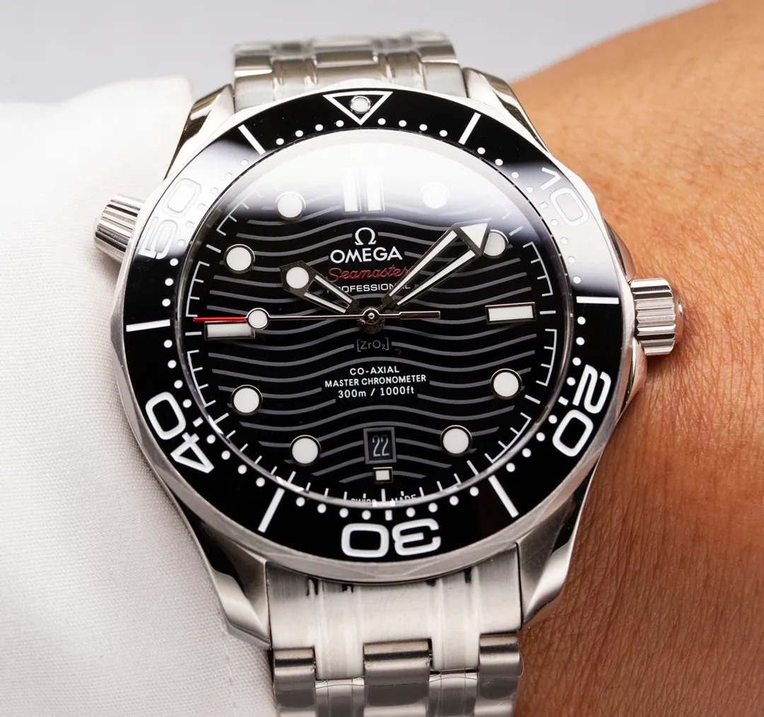 Omega Seamaster Series 300-meter Diving Watch [Movement] 💯 Brand new Citizen fully automatic mechanical movement imported from Japan with the latest 8800 deck, truly all metal, truly all gemstone eyes! It truly achieves zero repairs, accurate delivery, and combines practicality and beauty! 100% waterproof. [Glass] High-definition double-bore sapphire glass [Ceramic ring] Use imported ceramic ring with 12-point sapphire moonlight beads (beautiful/high-end) [Pointers] Super-LumiNova luminous coating, blue and green two-color luminous, minute hand green luminous display with green luminous dot on the bezel for diving oxygen countdown [Literal] Corresponds to the counter Seamaster 300 porcelain surface craftsmanship (visual effect beats ordinary oil pressure) [Case] Made of 316L fine steel case, equipped with the only original ceramic one-way rotating chronograph ring in its class. The pressure relief valve on the side of the case is the same as the original one. Table diameter 42/11mm, official perfect size