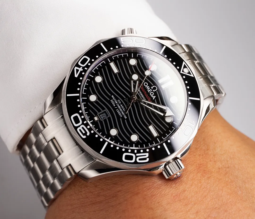 Omega Seamaster Series 300-meter Diving Watch [Movement] 💯 Brand new Citizen fully automatic mechanical movement imported from Japan with the latest 8800 deck, truly all metal, truly all gemstone eyes! It truly achieves zero repairs, accurate delivery, and combines practicality and beauty! 100% waterproof. [Glass] High-definition double-bore sapphire glass [Ceramic ring] Use imported ceramic ring with 12-point sapphire moonlight beads (beautiful/high-end) [Pointers] Super-LumiNova luminous coating, blue and green two-color luminous, minute hand green luminous display with green luminous dot on the bezel for diving oxygen countdown [Literal] Corresponds to the counter Seamaster 300 porcelain surface craftsmanship (visual effect beats ordinary oil pressure) [Case] Made of 316L fine steel case, equipped with the only original ceramic one-way rotating chronograph ring in its class. The pressure relief valve on the side of the case is the same as the original one. Table diameter 42/11mm, official perfect size