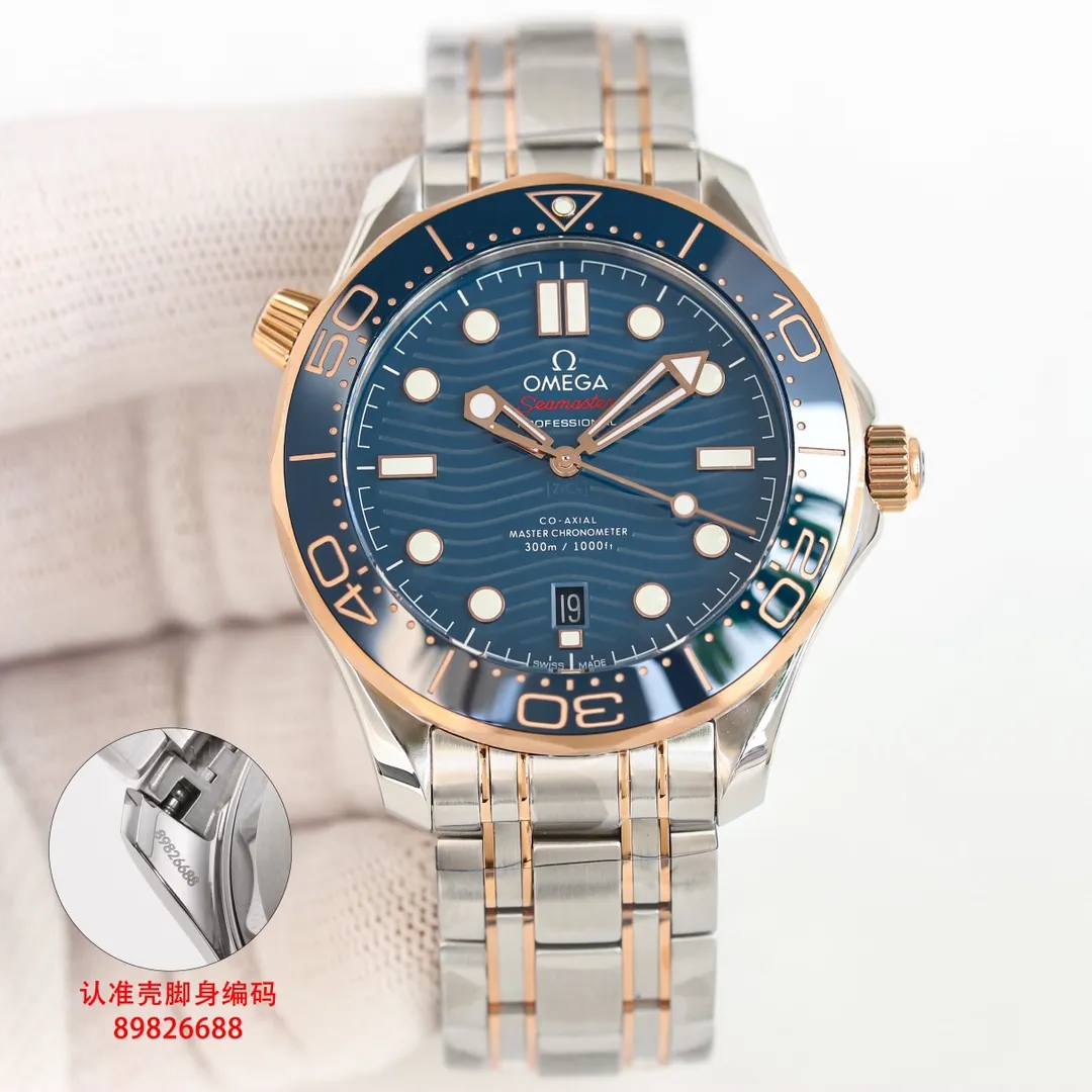 (Send a pair of tape) GR Omega OMEGA Seamaster uses double T black balance wheel 8800 movement, 42 mm case, GR1 laser engraved corrugated dial, hollow hands and ammonia exhaust valve, etc. The color scheme uses a classic blue dial with a blue bezel. The dial and bezel are of the same color. The Seamaster series is a classic configuration among the Omega Seamaster 300-meter diving watches. Black and blue (the two most classic ones) are both in this way. This Seamaster 300 is made of fine steel and 18k gold. It has a 42mm fine steel case, a blue ceramic dial with laser-engraved ripple pattern, and hour markers and hands covered with white Super-LumiNova. There is a calendar window at 6 o'clock. The unidirectional rotating bezel is also made of blue ceramic material, and the bright bezel is decorated with a white enamel diving scale, echoing the overall design. The LOGO, signature, etc. on the dial are also all in white, and the color matching and details are as pure as possible, highlighting the beauty of blue.