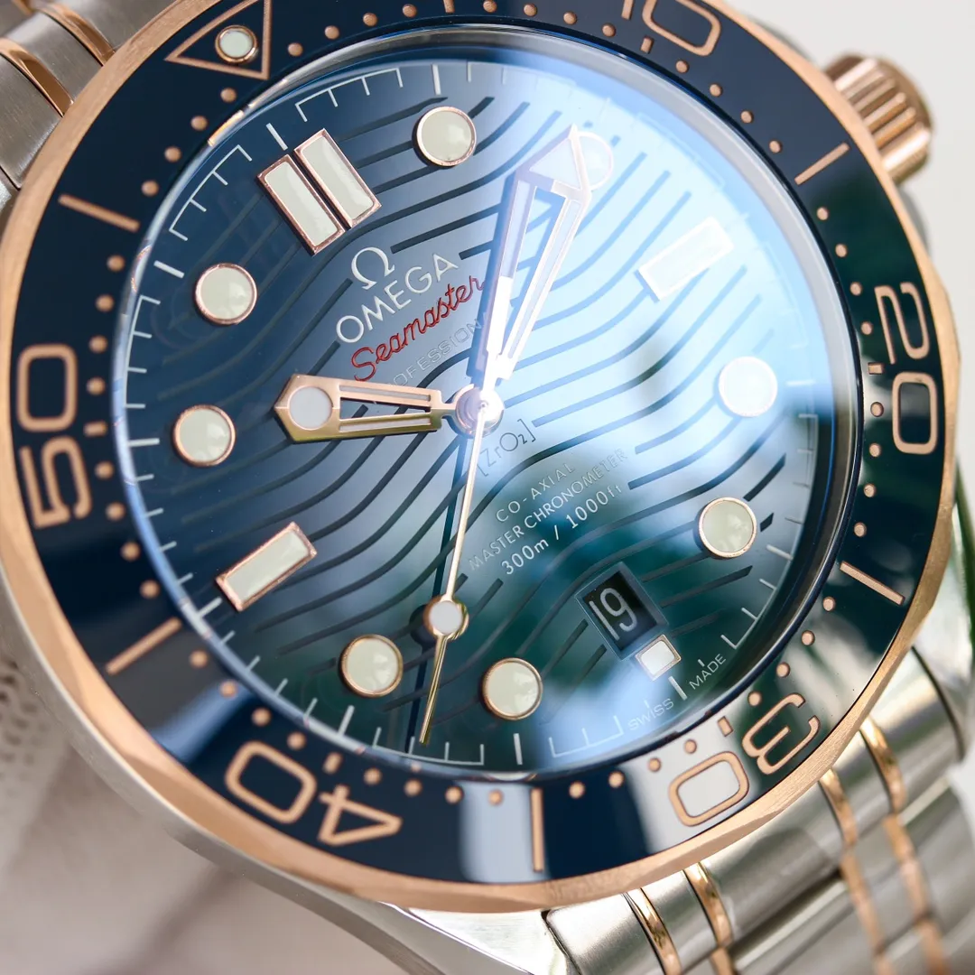 (Send a pair of tape) GR Omega OMEGA Seamaster uses double T black balance wheel 8800 movement, 42 mm case, GR1 laser engraved corrugated dial, hollow hands and ammonia exhaust valve, etc. The color scheme uses a classic blue dial with a blue bezel. The dial and bezel are of the same color. The Seamaster series is a classic configuration among the Omega Seamaster 300-meter diving watches. Black and blue (the two most classic ones) are both in this way. This Seamaster 300 is made of fine steel and 18k gold. It has a 42mm fine steel case, a blue ceramic dial with laser-engraved ripple pattern, and hour markers and hands covered with white Super-LumiNova. There is a calendar window at 6 o'clock. The unidirectional rotating bezel is also made of blue ceramic material, and the bright bezel is decorated with a white enamel diving scale, echoing the overall design. The LOGO, signature, etc. on the dial are also all in white, and the color matching and details are as pure as possible, highlighting the beauty of blue.
