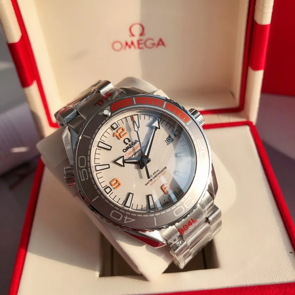 【High-end replica】💰1240! 【Customized all-in-one machine】💰1760! The 2023 new upgraded Omega Seamaster 600-meter diving watch rubber strap model has arrived in full color. The ceramic bezel is unique to the whole network. The internal repair is the Citizen 9015 all-in-one mechanical movement, and the external repair details are synchronized with the original ones. [Movement] Equipped with 💯 Brand new Japanese original Citizen 9015 automatic mechanical movement, original see-through design, corrected movement rotor, 0️⃣repair, accurate timing, strong practicality [Case] Made of 316L stainless steel, with gold plating in the exclusive vacuum furnace on the entire network, equipped with the only original ceramic one-way rotating chronograph ring in its class [Bracelet] The official synchronous rubber strap or 316 stainless steel five-bead bracelet of the Seamaster 600-meter diving watch is optional! This picture shows the quality of a customized all-in-one machine!