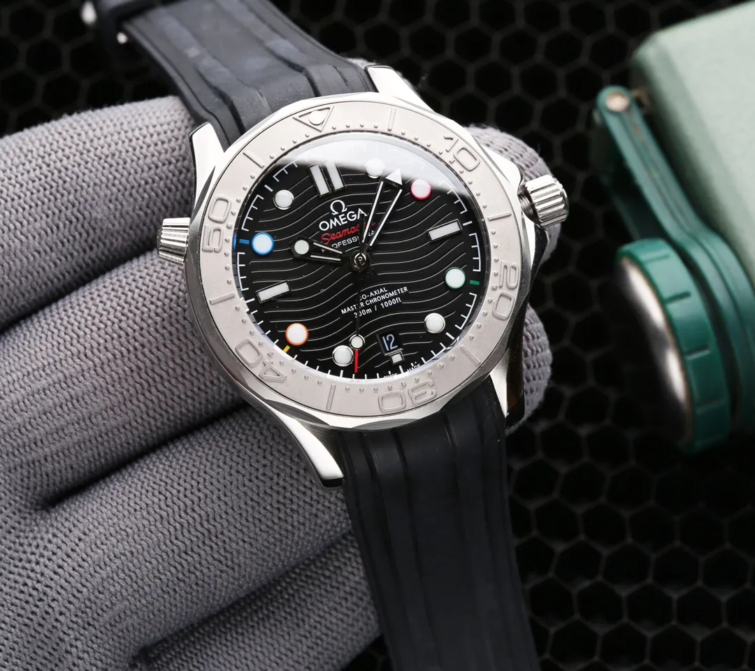 【High-end replica】💰1720! OMEGA launches Seamaster Diver 300M Beijing 2022 Special Edition 2022 Beijing Winter Olympics Special Edition watch⌚️ The five colors of the Olympic five-ring logo are cleverly integrated into the time scale - 2 o'clock is red, 4 o'clock is green, 8 o'clock is yellow, 10 o'clock is blue, and 12 o'clock is black, representing the Olympic spirit of unity, friendship and fairness respectively. The hands and hour markers are coated with fluorescent coating to improve readability in dark environments. The 6 o'clock calendar window has a blue chassis and is synchronized with the original. Pay attention to details.