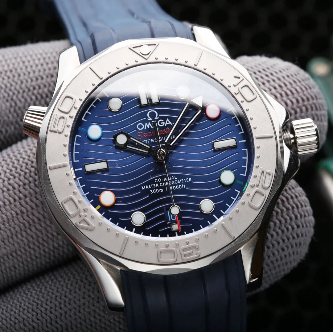 【High-end replica】💰1720! OMEGA launches Seamaster Diver 300M Beijing 2022 Special Edition 2022 Beijing Winter Olympics Special Edition watch⌚️ The five colors of the Olympic five-ring logo are cleverly integrated into the time scale - 2 o'clock is red, 4 o'clock is green, 8 o'clock is yellow, 10 o'clock is blue, and 12 o'clock is black, representing the Olympic spirit of unity, friendship and fairness respectively. The hands and hour markers are coated with fluorescent coating to improve readability in dark environments. The 6 o'clock calendar window has a blue chassis and is synchronized with the original. Pay attention to details.