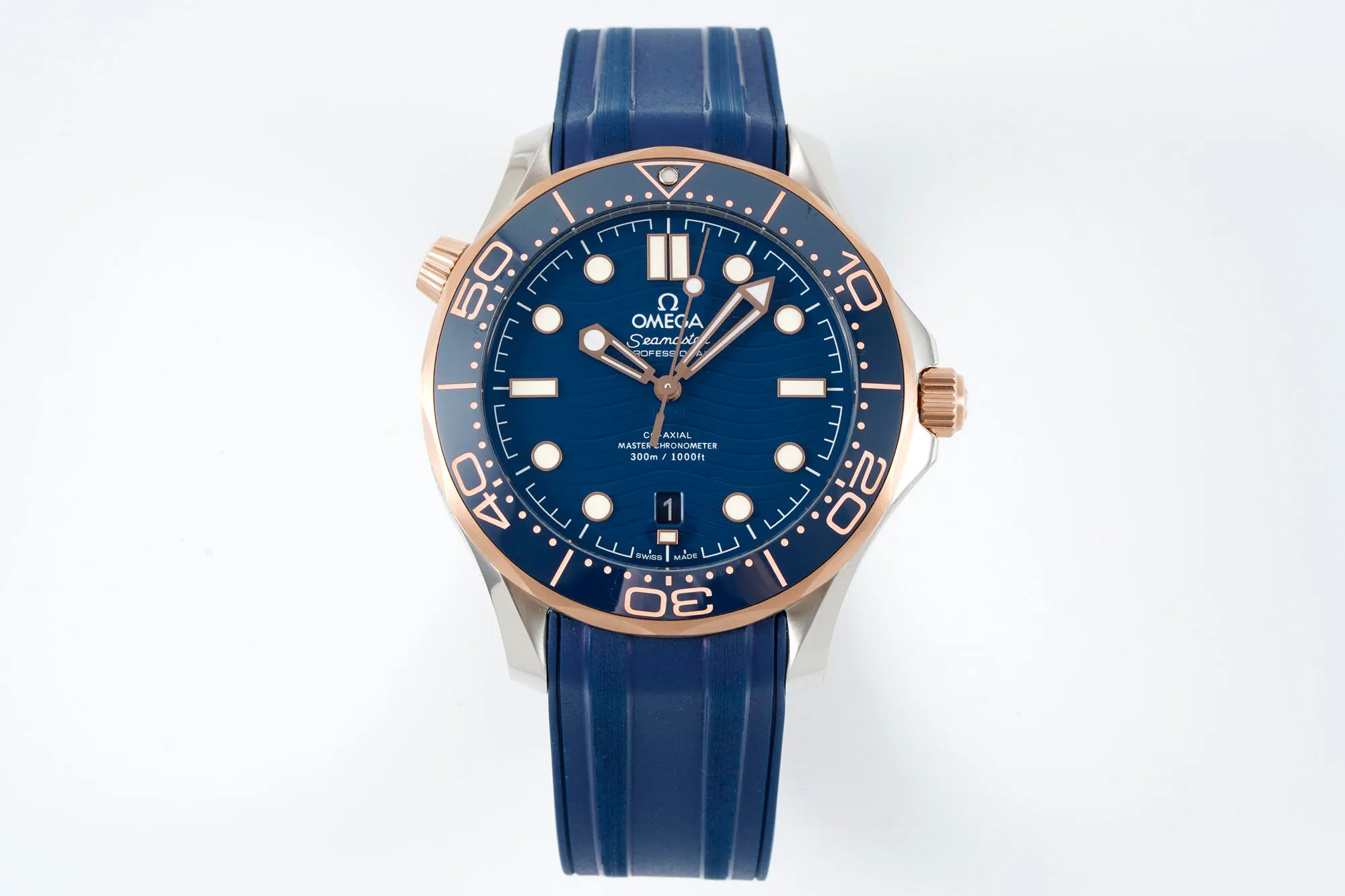 【Customized all-in-one machine】💰1720! 【Top Replica】💰3440! Omega Seamaster 300m series, 42mm, original 1-1 mold making now accepting reservations! The scales and characters on the ceramic ring adopt the "white enamel" process and are not easy to turn yellow. They remain pure white and shiny for a long time and the characters are brighter. The exhaust valve at 11 o'clock has been changed to a conical shape, and the bare edge of the bottom line of the new 300-meter case is not that big. Upgraded strap headband can be bent to fit your hand better, buckle can be adjusted in length, customized 8800 movement, Grade A quality