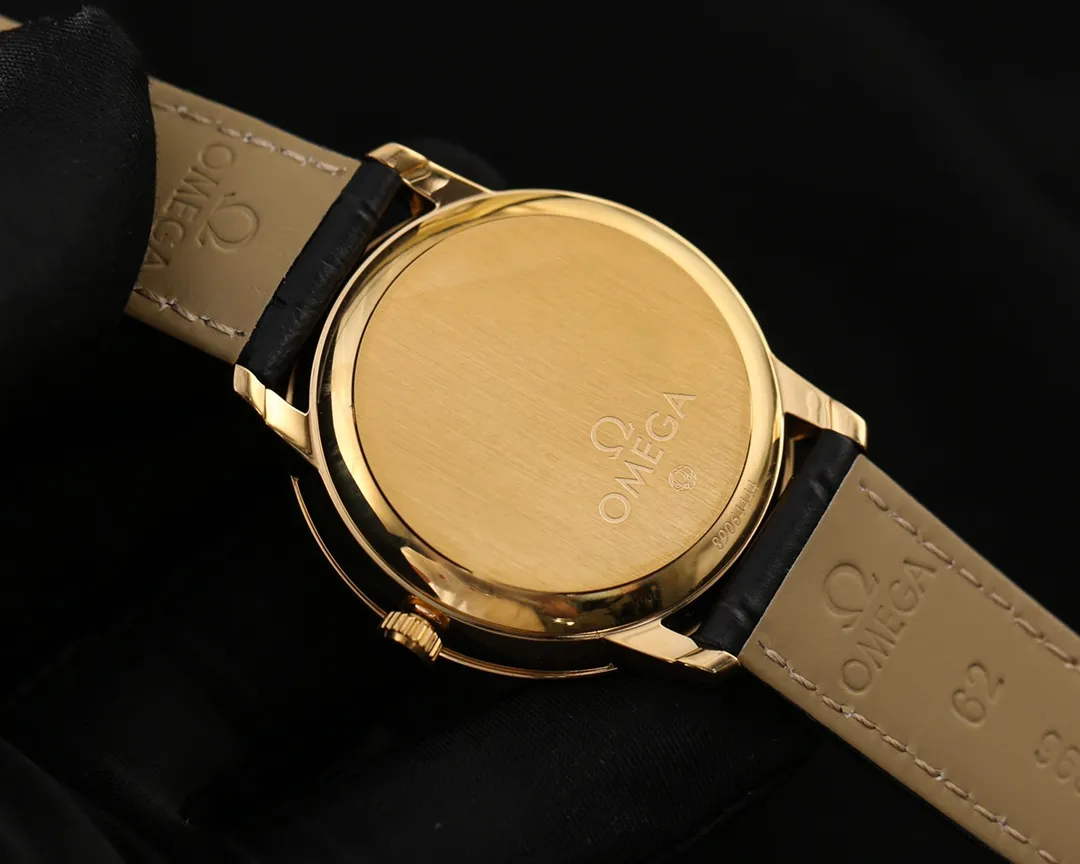 【Foreign trade import】💰2400! Omega (top quality, outstanding debut) 🎉🎉 [Type]: Boutique men's watch (top) exquisite quality [Strap]: Genuine leather & 316L stainless steel strap (durable) [Movement]: Swiss 7750 top mechanical movement (stable) [Material]: Sapphire mirror (anti-scratch) Exquisite quality and generous style, excellent temperament, wisdom and exclusivity [Size]: 39mm diameter, 10mm thick, hot sale! Welcome to reprint! ! !
