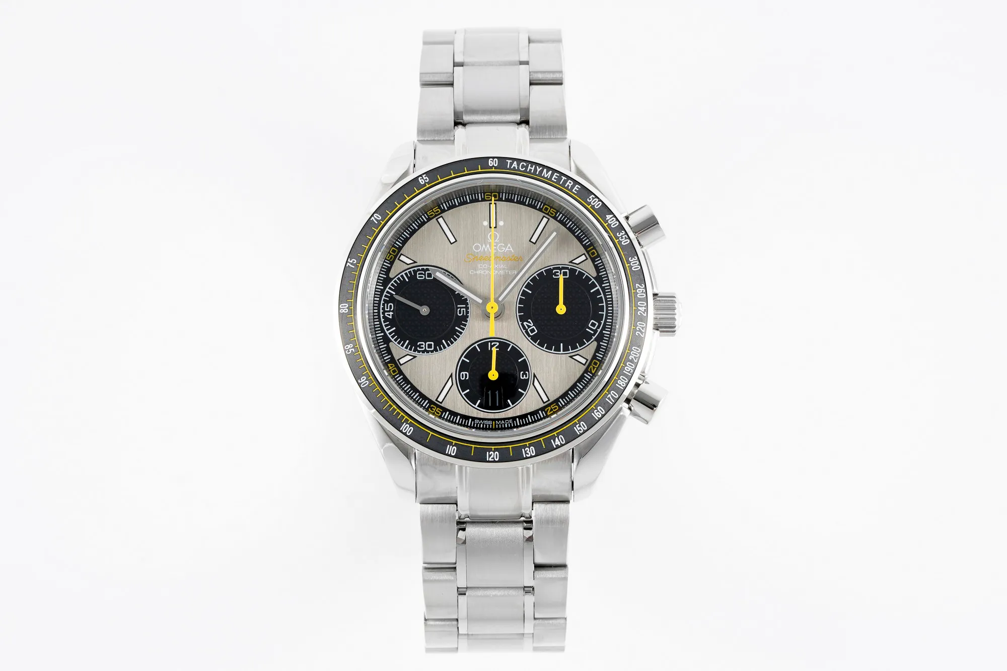 【Top Replica】💰Private chat! Omega Speedmaster series 326.32.40.50.06.001 multi-function chronograph watch. The synchronous counter is 40mm in size and uses the 7750 chronograph movement to make it more stable and durable, creating an original quality copy of the Omega Speedmaster series watch. [Appearance] Purchase genuine products for disassembly and mapping. They have the same stepped watch case cover, the same CNC polishing level, and the same thickness size. The entire watch accessories, including the strap lug screws, are perfectly interchangeable with the genuine products. [Disk surface] The dial adopts the same grain texture and radial pattern lettering as the original product, and uses the same frosted fine particle lettering as the original. The overall density of the particles is consistent with the original product. The same light source reflection as the original product can be seen at any angle. Each number, word nail, logo, is independently molded using genuine craftsmanship materials. After several sets of molds, the three-dimensional beauty is finally consistent with the original version. [Mirror] Double-sided blue-coated curved sapphire glass mirror, double-sided chamfered and smooth edges, and the thickness arc reaches the strict tolerance standard of 0.03. Scratch-resistant and wear-resistant, crystal clear. [Waterproof] The lock-type crown has been tested repeatedly and is consistent with the original product. The waterproof depth is 100 meters. [Strap] The rubber strap follows strict standards from the raw material. Every detail has been polished repeatedly and is of the highest quality. It is soft and delicate, fits the wrist and is comfortable to wear. Every inch of stitching and every detail, including the number, is consistent with the original. [Watch Buckle] The brushed texture of the watch buckle is fine and neat, and the depth of the drawing is exactly the same as the original. Not only the density of the drawing is fine and consistent, but also the depth of the drawing is consistent with the original. The watch buckle is deeply restored, which solves the embarrassing problem of the buckle becoming loose after being used for a period of time. The watch buckle still fits tightly after being used for a long time, and the crisp sound of the buckle is also deeply restored.