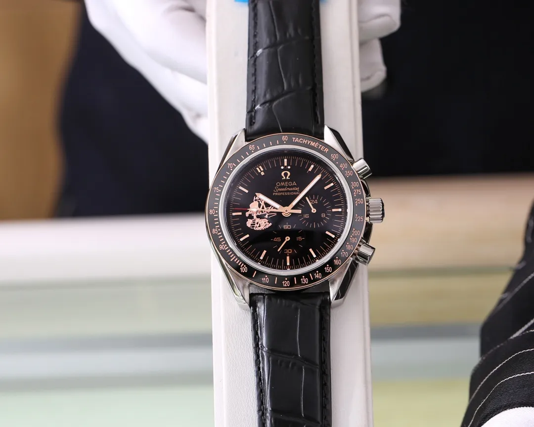 【Foreign Trade Import】💰1720! Omega (top quality, outstanding debut) 🎉🎉 [Type]: Boutique men's watch (top grade) exquisite [Strap]: 316L stainless steel strap (durable) [Movement]: Imported VK quartz movement (precise) [Material]: Mineral super strong mirror (wear-resistant) Exquisite quality Generous style Excellent temperament Wisdom and exclusivity [Size]: 42mm diameter, 12mm thick, hot sale on the market! Welcome to reprint!