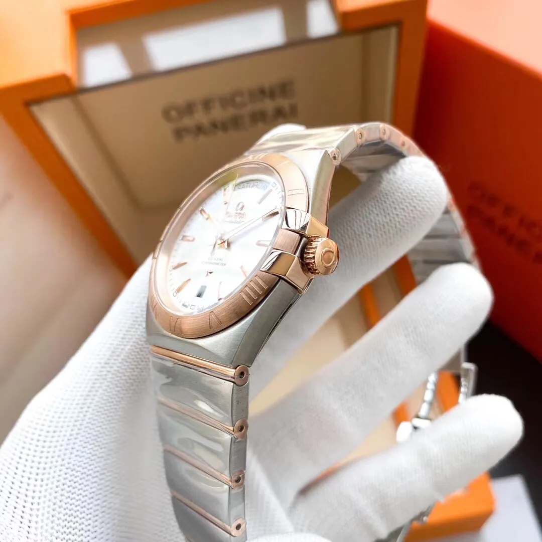 【Foreign trade import】💰1280! Omega -Omega)‼ ️Constellation series automatic mechanical men's watch with a diameter of 38mm. The week calendar watch is equipped with a new customized imported fully automatic movement with a day calendar display and instant jump function. The calendar window and day window are located at 6 o'clock and 12 o'clock respectively. The frosted case of the watch has polished claws, and the Roman numeral hour markers on the frosted bezel are inlaid with brilliant-cut diamonds, which are dazzling. Top-quality products are constantly produced🔥