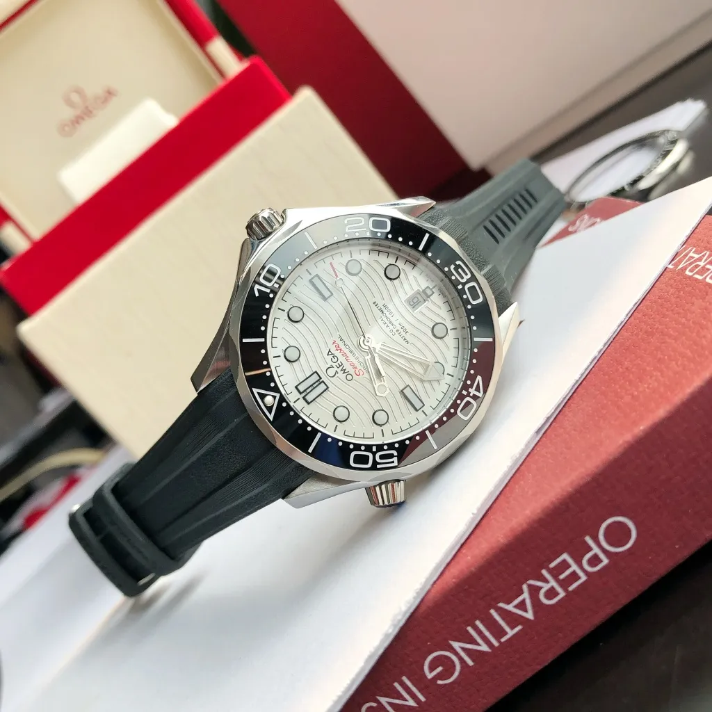 【High-end replica】💰1160! 【Customized all-in-one machine】💰1720! Omega Seamaster 2022 is the pinnacle of annual upgrades. The new Seamaster series 300-meter diving watch produced by GD has arrived. Feedback is coming! Always adhering to the practical value, there is no best, only better upgrade concept, bringing the entire series of Omega Seamaster watches with the new Citizen movement to the top again! [Movement] Equipped with 💯 brand new Japanese original Citizen 8215 automatic mechanical movement, original see-through design, 0️⃣repair, accurate running time, strong practicality [Case] ​​Made of 316L stainless steel case, equipped with the only original ceramic one-way rotating chronograph ring in its class ⚠️Please look for GD exclusive details and quality