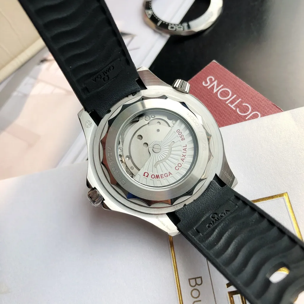 【High-end replica】💰1160! 【Customized all-in-one machine】💰1720! Omega Seamaster 2022 is the pinnacle of annual upgrades. The new Seamaster series 300-meter diving watch produced by GD has arrived. Feedback is coming! Always adhering to the practical value, there is no best, only better upgrade concept, bringing the entire series of Omega Seamaster watches with the new Citizen movement to the top again! [Movement] Equipped with 💯 brand new Japanese original Citizen 8215 automatic mechanical movement, original see-through design, 0️⃣repair, accurate running time, strong practicality [Case] ​​Made of 316L stainless steel case, equipped with the only original ceramic one-way rotating chronograph ring in its class ⚠️Please look for GD exclusive details and quality