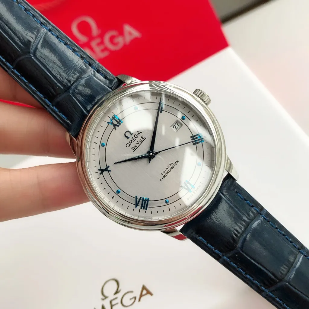 【High-end replica】💰1160! 【Customized all-in-one machine】💰1720! 2023 upgraded blockbuster model - Omega Butterfly De Ville series men's watch [Casual, simple and classic hot model] After the De Ville series was discontinued last year, the factory persisted in adhering to the concept of providing better prices and being more people-friendly. It spent nearly a year strictly controlling and selecting high-quality suppliers of various accessories. Thanks to the strong support of a replica factory, it has worked hard to create today's upgraded and high-quality products at the same price‼ ️ This upgrade uses the same-level lettering from a certain factory, corrects the original synchronous stretch clasp, and passes the factory damage test to ensure excellent quality [Movement] Equipped with zero repair 💯 Brand new Citizen 9015 all-in-one automatic mechanical movement, precise travel time and long-lasting, highly recognized by watch friends [Case] 316L stainless steel case, modified and beautiful body The bottom cover is embossed according to the original synchronized track text. The 39.5mm shell size adheres to the same original details. Curved dial. 100-meter depth waterproof. Scratch-resistant sapphire mirror. [Bracelet] Use 316L stainless steel bracelet with original folding stretch buckle of the same material or calfskin strap. This picture is a real shot of a customized all-in-one machine!