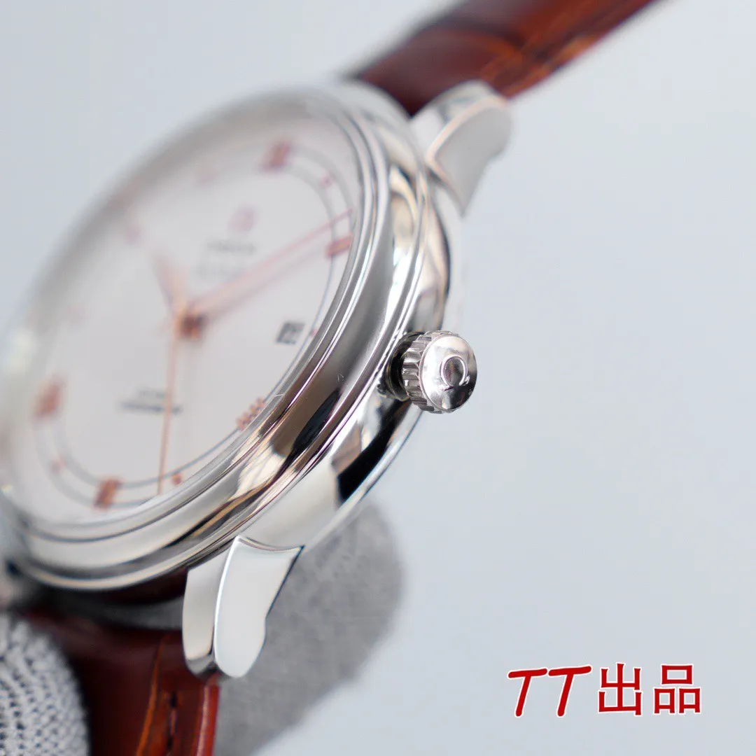 【High-end replica】💰1160! 【Customized all-in-one machine】💰1720! The first thing that comes to mind for the Omega De Ville series is its dignified, elegant, simple, simple, and unobtrusive appearance. Although simple, it is very delicate. The watches in this series are worn with a steady, cautious and steady character. Configuration parameters: Brand: Omega Series: Diefei series Movement: Imported Citizen 9015 all-in-one movement (upgraded version) Each movement undergoes strict QC calibration before shipment. Very strict, zero repairs. Design service life: 10 years. Case material: 316L stainless steel, CNC numerical control engraving, ultra-precision, waterproof depth 100 meters🏊‍♀🏊🏊 Lettering: The latest version of the disc flying track lettering, the word nails are butt welded and inlaid with the same process as the genuine ones (the first in the industry) Table diameter: 39.5*9.7mm (the only one on the market that is consistent with the genuine ones) Product grade: Super A Glass: Imported sapphire glass (0 difference in exposure and transparency compared with the original) Belt: Genuine American alligator leather strap (black/brown) Steel strap: 316L steel professionally polished by top masters /Gloss/Smoothness/Comfort/The same quality as genuine ones. Buttons: Original easy-to-tie pin buckles. Steel buckles: Original mold opening. Same craftsmanship. Same functions. "Manually extendable buckle"