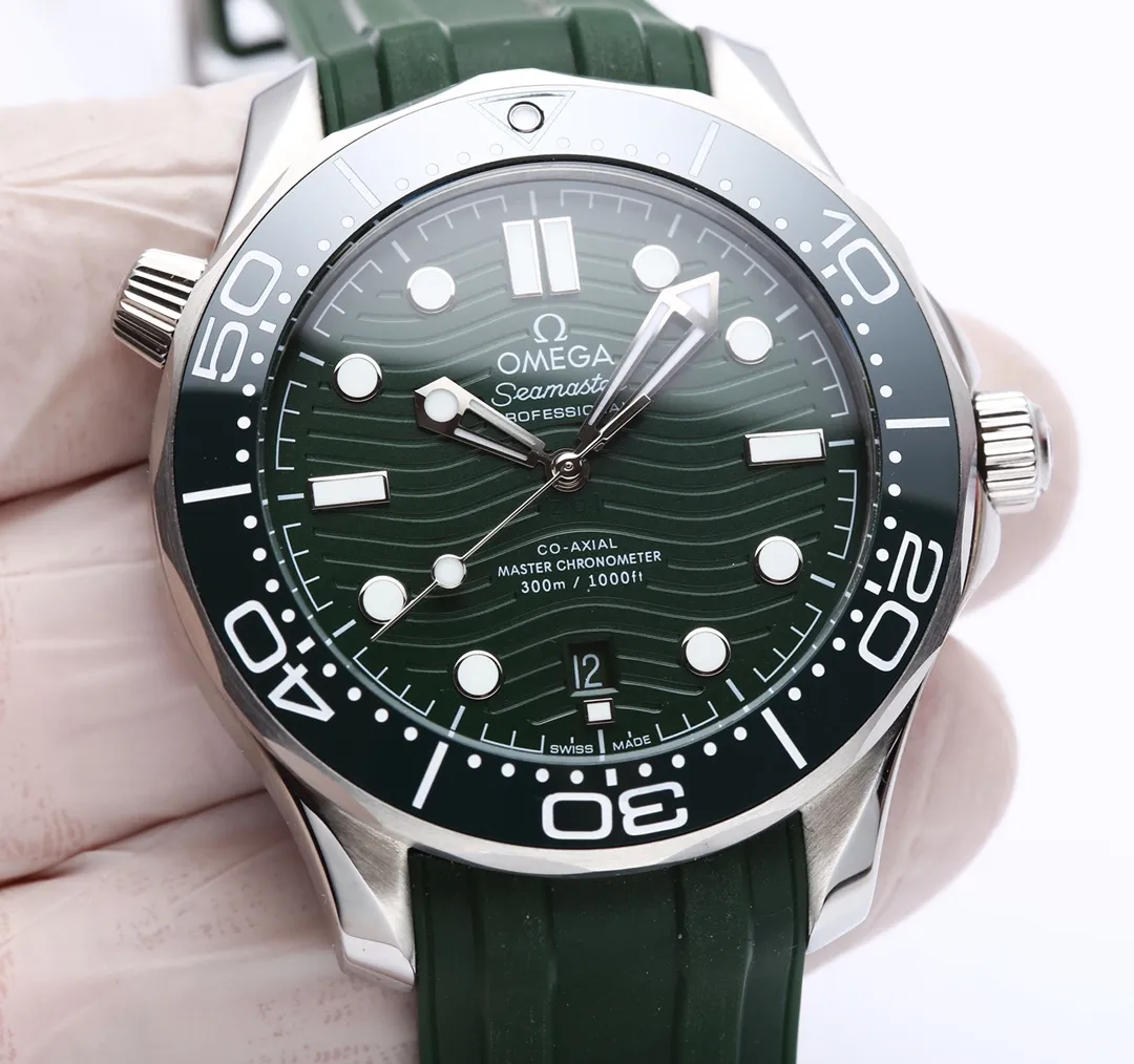 【High-end replica】💰1160! 【Customized all-in-one machine】💰1720! OMEGA SEAMASTER Seamaster Series 300m 300m Coaxial Master Chronometer 42mm 42mm Diving Watch, brushed stainless steel case partially polished. The bezel is made of ceramic and decorated with white enamel diving scales. The scales on the word ring are not easy to wear and fade, and the dome-shaped mirror is coated with anti-glare film Polished black ceramic dial, laser engraved ripple pattern, calendar window at 6 o'clock, hollow hands and embossed hour markers, rhodium-plated, and covered with Super-LumiNova luminous coating, blue and green two-color luminous, green luminous minute hand display with green luminous dots on the bezel for diving Oxygen countdown, multiple waterproof screw-in crowns, can be worn for real sea diving, conical shaped helium escape valve, corrugated edge design, transparent case back, beautiful movement of the movement can be clearly seen, replica 8800 oscillating weight, equipped with original buckle, imported fluorine rubber strap, soft texture, strong flexibility, can be worn in deep diving suits for diving. This picture was taken with custom all-in-one quality! (This product is shipped with three codes in one. Returns and exchanges require complete card tags)