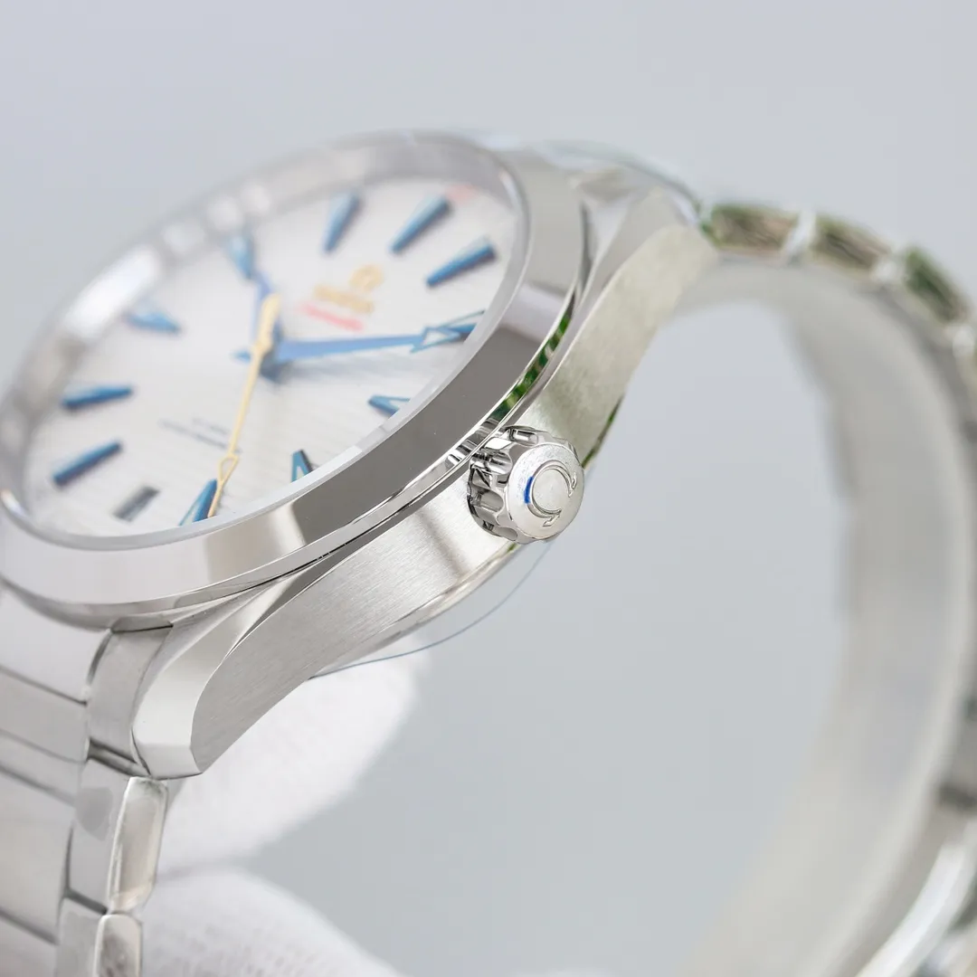 【Top Replica】💰Private chat! Omega Seamaster 150m Aqua Terra Observatory 41mm 1: Free choice of tape/steel tape. 2: Made of stainless steel, the horizontal “teak” dial is unique. 3: Screw-in embossed technology crown with new “cone-shaped” design, more convenient for debugging. 4: The sides are exquisitely brushed and polished, and the bottom cover has a new corrugated design. 5: Equipped with the new version of Omega 8900 movement, which is accurate and reliable! 6: Upper and lower sapphire coated with AR glass, capable of everything from land to ocean!