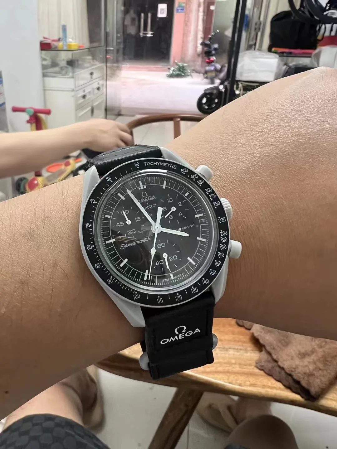 [Original order quality] 💰700! 【Purchasing quality】💰1040! Swatch OMEGAxSWATCH Omega x Swatch joint model BIOCERAMIC MOONSWATCH joint watch. There are 11 watches in this series, all named after planetary bodies. They are: Mission to the Sun (gold) Mission to Mercury (dark gray) Mission to Venus (pink) Mission to Earth (blue) Mission to the Moon (black) Mission to Mars (white) Mission to Jupiter (bronze) Mission to Saturn (beige) Mission to Uranus (light blue) Mission to Neptune (dark blue) Mission to Pluto (grey) Each one represents the characteristics of a different planet and uses its elements to decorate the dial, making people want to collect the entire series at once.  Swiss quartz machine, size 42mm. The Velcro strap is waterproof and easy to wear. It is worth buying. It can be collected and given as a gift. It has 11 colors and represents the 11 planets in the universe. The colors are bright and this summer accessory is a must-have!