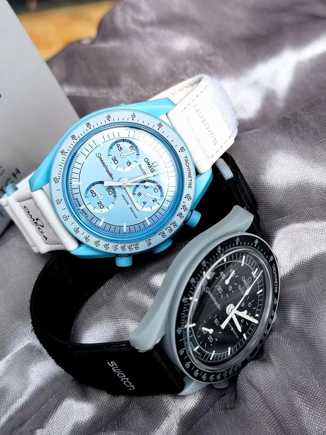 [Original order quality] 💰700! 【Purchasing quality】💰1040! Swatch OMEGAxSWATCH Omega x Swatch joint model BIOCERAMIC MOONSWATCH joint watch. There are 11 watches in this series, all named after planetary bodies. They are: Mission to the Sun (gold) Mission to Mercury (dark gray) Mission to Venus (pink) Mission to Earth (blue) Mission to the Moon (black) Mission to Mars (white) Mission to Jupiter (bronze) Mission to Saturn (beige) Mission to Uranus (light blue) Mission to Neptune (dark blue) Mission to Pluto (grey) Each one represents the characteristics of a different planet and uses its elements to decorate the dial, making people want to collect the entire series at once.  Swiss quartz machine, size 42mm. The Velcro strap is waterproof and easy to wear. It is worth buying. It can be collected and given as a gift. It has 11 colors and represents the 11 planets in the universe. The colors are bright and this summer accessory is a must-have!