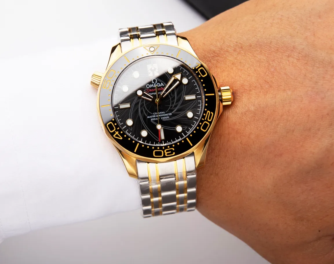 【High-end replica】💰1300! Customized all-in-one machine 💰1900! Omega Seamaster 007 First Anniversary Series 300-meter Diving Watch is of exclusive quality on the entire network. [Movement] Equipped with the brand new 9015 all-in-one fully automatic mechanical movement imported from Japan, it truly achieves zero repairs, accurate running time, strong practicality and 100% waterproof. [Glass] High-definition double-bore sapphire mirror [Ceramic ring] Use imported ceramic ring [Pointer] Super-LumiNova [Pointer] Corresponds to the original electroplated metal rotor [Literal] Corresponds to the counter Seamaster 300 porcelain surface craftsmanship (the visual effect beats ordinary oil pressure) [Case] ​​Made of 316L stainless steel case, equipped with the only original ceramic one-way rotating timing ring in its class. The pressure relief valve on the side of the case is the same as the original one. Table diameter 42, official perfect size!