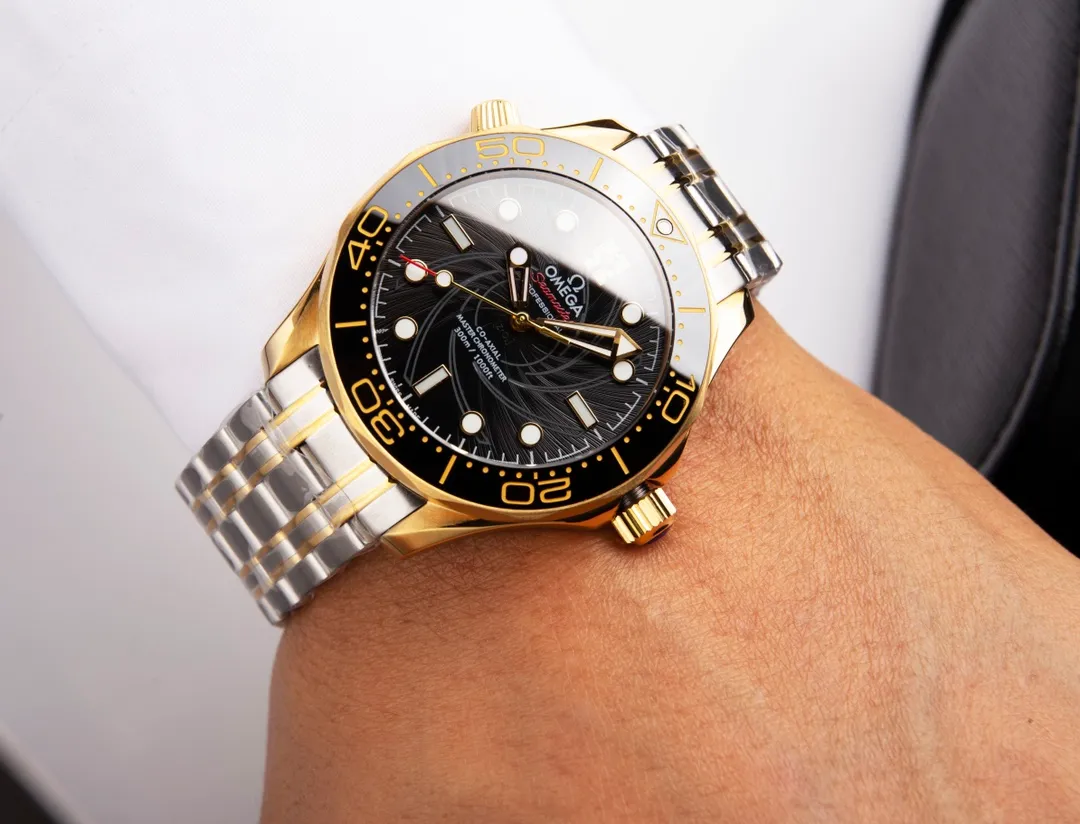 【High-end replica】💰1300! Customized all-in-one machine 💰1900! Omega Seamaster 007 First Anniversary Series 300-meter Diving Watch is of exclusive quality on the entire network. [Movement] Equipped with the brand new 9015 all-in-one fully automatic mechanical movement imported from Japan, it truly achieves zero repairs, accurate running time, strong practicality and 100% waterproof. [Glass] High-definition double-bore sapphire mirror [Ceramic ring] Use imported ceramic ring [Pointer] Super-LumiNova [Pointer] Corresponds to the original electroplated metal rotor [Literal] Corresponds to the counter Seamaster 300 porcelain surface craftsmanship (the visual effect beats ordinary oil pressure) [Case] ​​Made of 316L stainless steel case, equipped with the only original ceramic one-way rotating timing ring in its class. The pressure relief valve on the side of the case is the same as the original one. Table diameter 42, official perfect size!