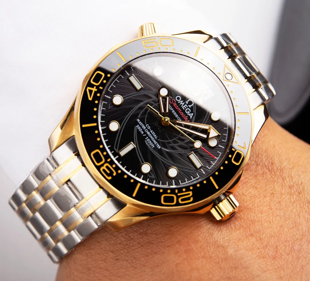 【High-end replica】💰1300! Customized all-in-one machine 💰1900! Omega Seamaster 007 First Anniversary Series 300-meter Diving Watch is of exclusive quality on the entire network. [Movement] Equipped with the brand new 9015 all-in-one fully automatic mechanical movement imported from Japan, it truly achieves zero repairs, accurate running time, strong practicality and 100% waterproof. [Glass] High-definition double-bore sapphire mirror [Ceramic ring] Use imported ceramic ring [Pointer] Super-LumiNova [Pointer] Corresponds to the original electroplated metal rotor [Literal] Corresponds to the counter Seamaster 300 porcelain surface craftsmanship (the visual effect beats ordinary oil pressure) [Case] ​​Made of 316L stainless steel case, equipped with the only original ceramic one-way rotating timing ring in its class. The pressure relief valve on the side of the case is the same as the original one. Table diameter 42, official perfect size!