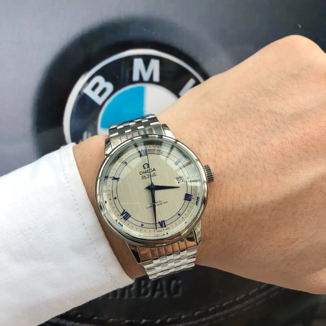 [High-end replica] 💰910 Omega De Ville men's watch, the king of sales champions🏆, with complete colors, accurate travel time, long-lasting and durable, and highly recognized by watch friends [Case] 316L stainless steel case, modified and beautiful body, imported movement (accurate and stable travel time), original consistent 39.5mm diameter, curved dial, deep waterproof, 316L stainless steel bracelet with original folding clasp of the same material Or calfskin strap optional ⚠️Please look for products produced by HS, the best products are constantly available