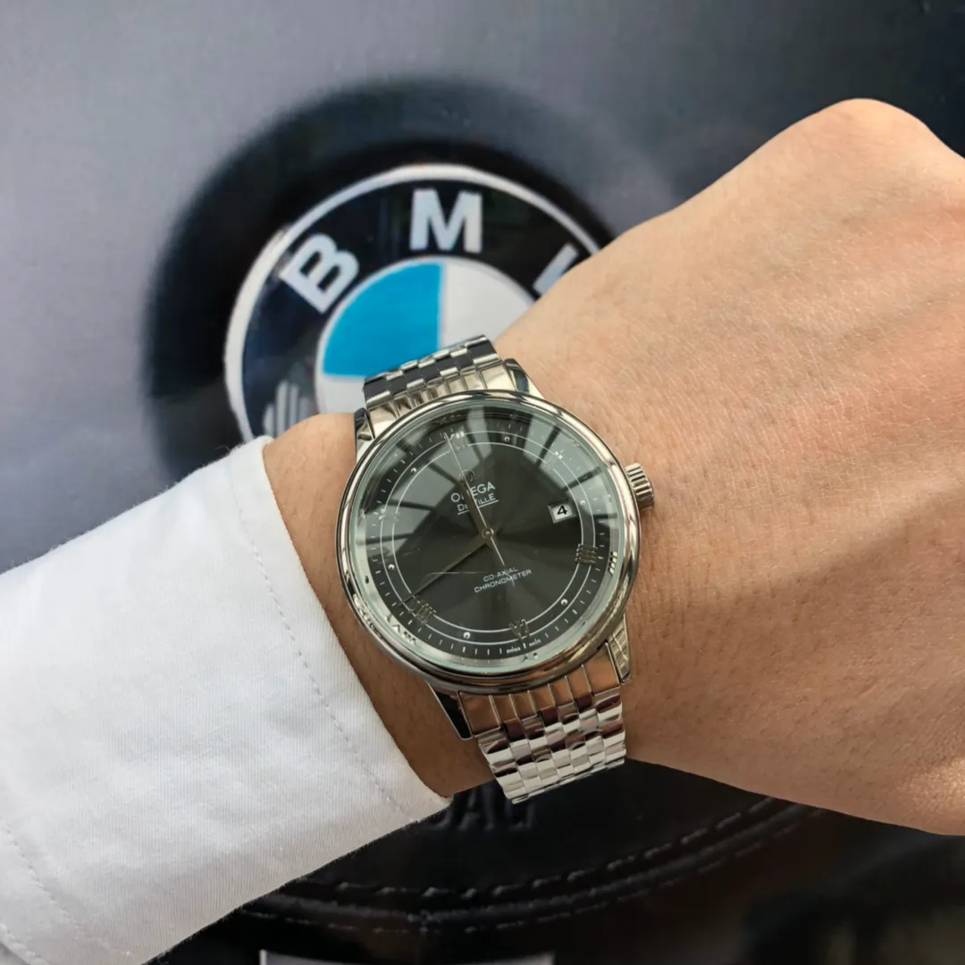 [High-end replica] 💰910 Omega De Ville men's watch, the king of sales champions🏆, with complete colors, accurate travel time, long-lasting and durable, and highly recognized by watch friends [Case] 316L stainless steel case, modified and beautiful body, imported movement (accurate and stable travel time), original consistent 39.5mm diameter, curved dial, deep waterproof, 316L stainless steel bracelet with original folding clasp of the same material Or calfskin strap optional ⚠️Please look for products produced by HS, the best products are constantly available