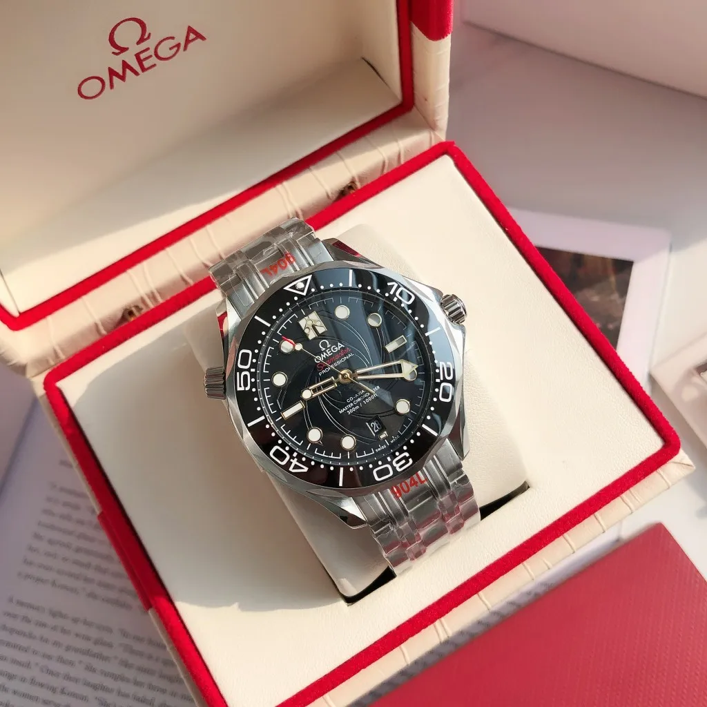 【High-end replica】💰1240! 【Customized all-in-one machine】💰1920! Omega Seamaster 007 and Commemorative Edition Seamaster series are being upgraded and upgraded🔥 The new Seamaster Commemorative Edition 007 series watches have arrived🎉According to official synchronization and in-depth analysis of the original details! Always adhering to the practical value, there is no best, only better upgrade concept, bringing the entire series of Omega Seamaster watches with the new Citizen movement to the top again! [Movement] Equipped with 💯 brand new imported 9015 all-in-one automatic mechanical movement, original see-through design, 0️⃣repair, accurate running time, strong practicality [Case] ​​Made of 316L fine steel case, equipped with the same level of original one-way rotating timing ring [Bracelet] 316 fine steel five-bead bracelet, solid material and stable texture. The actual picture is a customized all-in-one machine!