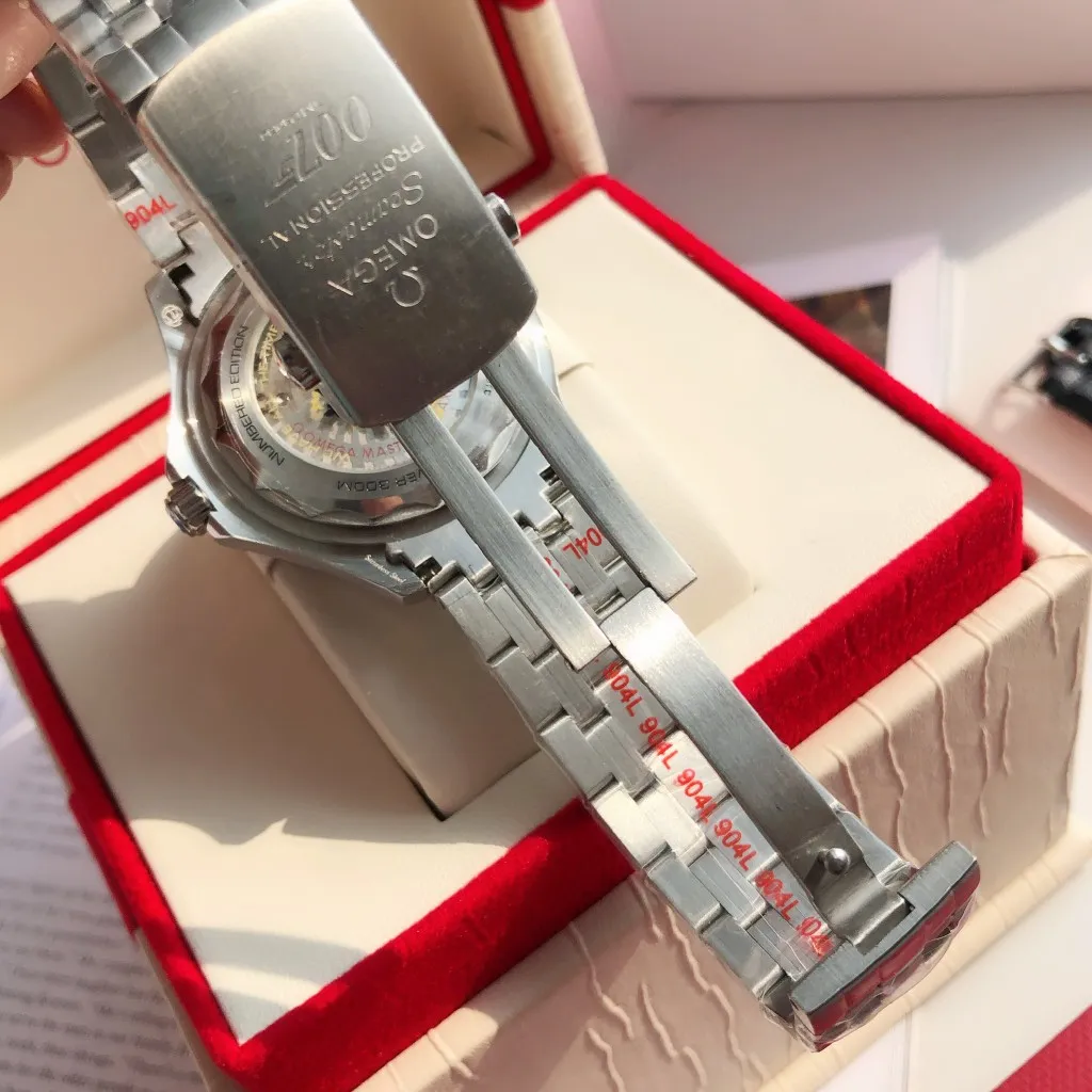 【High-end replica】💰1240! 【Customized all-in-one machine】💰1920! Omega Seamaster 007 and Commemorative Edition Seamaster series are being upgraded and upgraded🔥 The new Seamaster Commemorative Edition 007 series watches have arrived🎉According to official synchronization and in-depth analysis of the original details! Always adhering to the practical value, there is no best, only better upgrade concept, bringing the entire series of Omega Seamaster watches with the new Citizen movement to the top again! [Movement] Equipped with 💯 brand new imported 9015 all-in-one automatic mechanical movement, original see-through design, 0️⃣repair, accurate running time, strong practicality [Case] ​​Made of 316L fine steel case, equipped with the same level of original one-way rotating timing ring [Bracelet] 316 fine steel five-bead bracelet, solid material and stable texture. The actual picture is a customized all-in-one machine!
