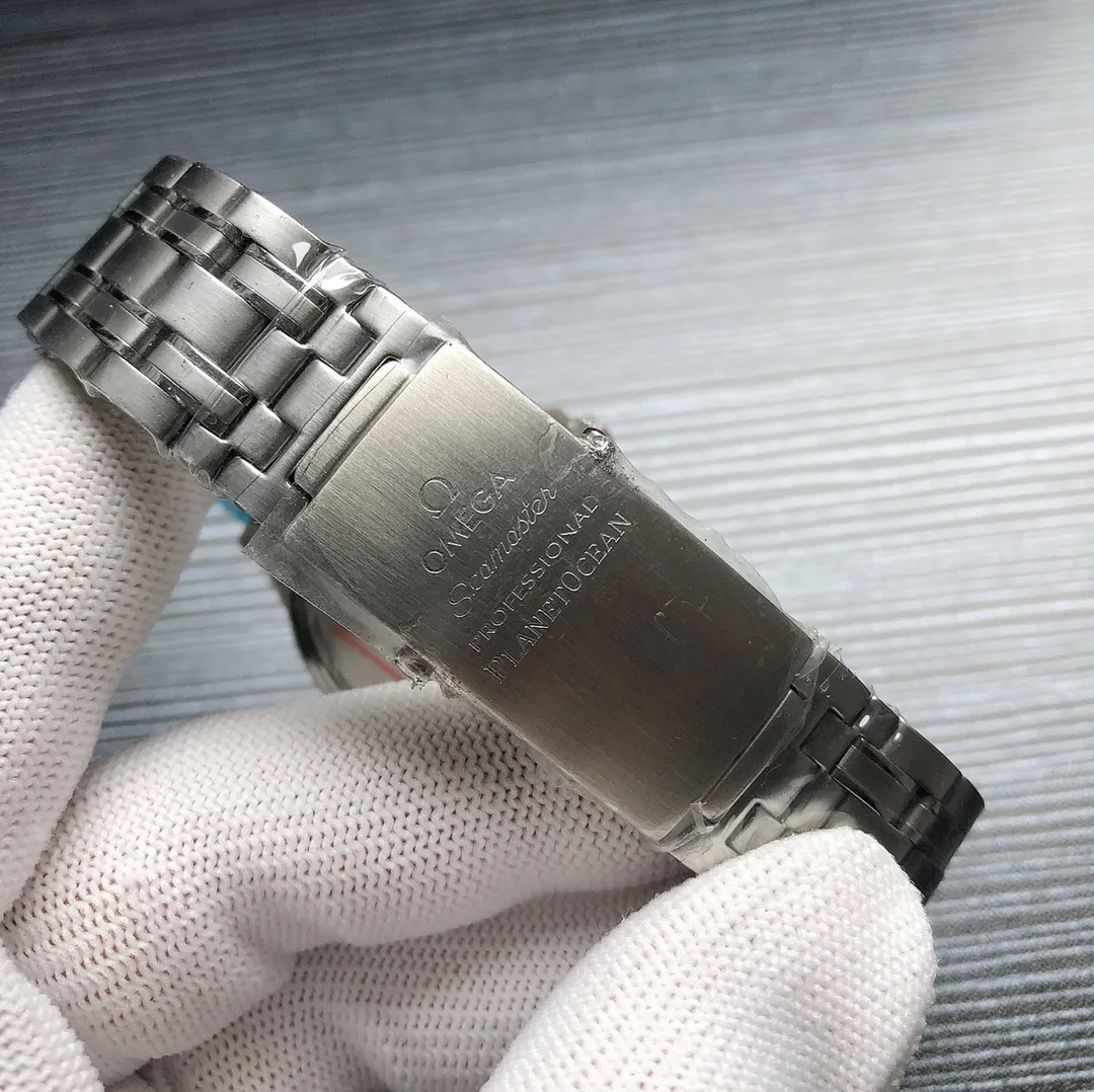 The OMEGA 🎮O68 Seamaster Aqua Terra Master Chronometer Watch achieves a perfect balance between exquisite design and the spirit of ocean exploration, creating an elegant and outstanding charming timepiece. 🎮This time, Omega launches a new model of the Seamaster Aqua Terra watch, incorporating clever innovations into popular design elements to give the timepiece a new look. There are also extraordinary innovations inside the watch. This series of watches is equipped with 8500 automatic winding movement and has a diameter of 42mm. 🎮Sanjie exquisitely recommends men’s mechanical watches. SJ has carefully designed ultra-realistic photo shoots for you.