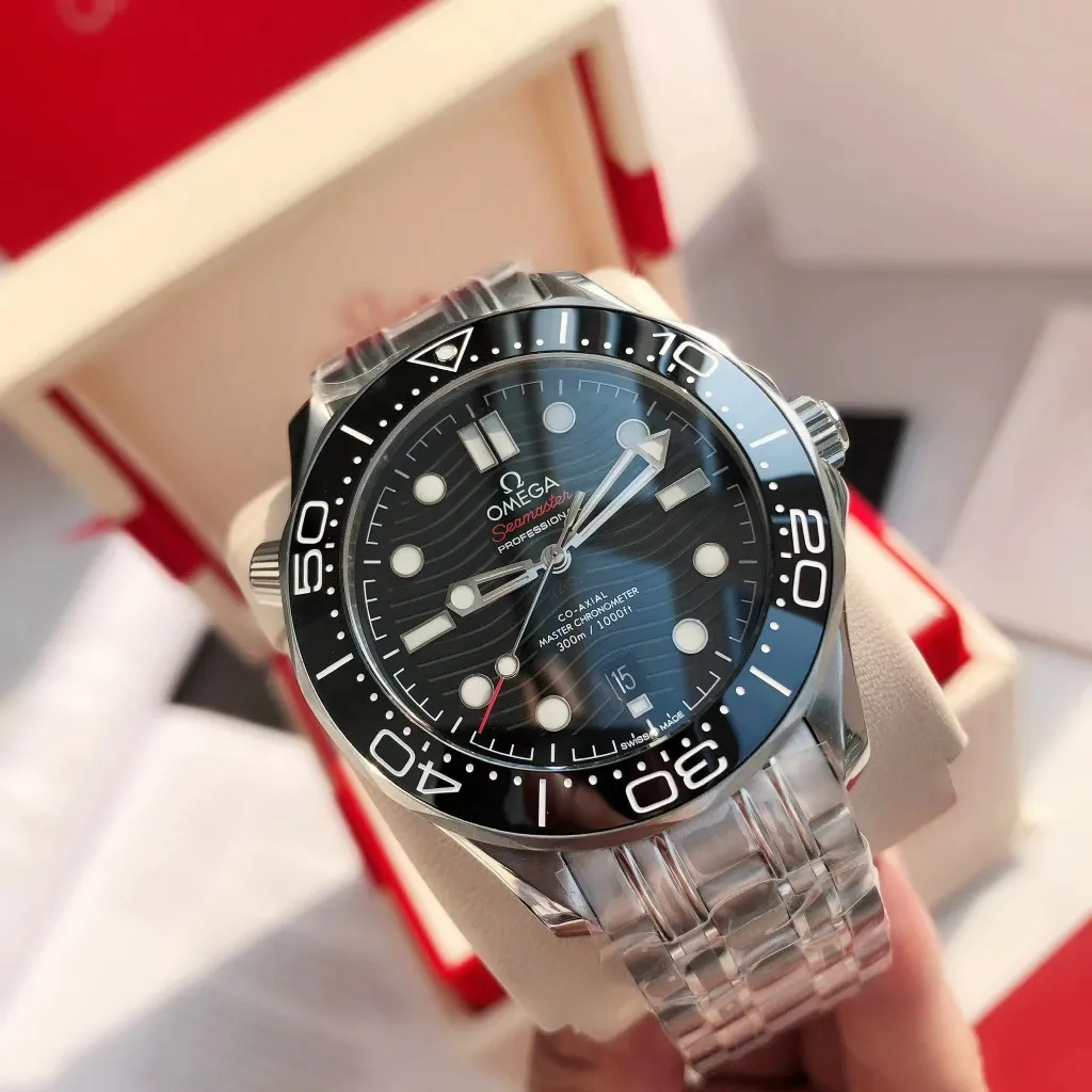 【High-end replica】💰1160! 【Customized all-in-one machine】💰1720! Omega Seamaster's new upgraded version of Seamaster 300 meters has arrived. It continues to adhere to practical value, delve into appearance details, and import an all-in-one movement. There is no best, only a better upgrade concept. It will once again push the entire series of Seamaster watches with the new Citizen movement to the top!  [Upgrade 1] Corrected the bezel to match the color of the letter, synchronized with the original genuine sunken luminous pearl, and the luminous color is synchronized [Upgrade 2] Corrected the original synchronized 8800 movement automatic hammer, effectively combined with the durability of the imported 9015 movement, and more intuitively close to the original [Upgrade 3] Upgraded the arched scratch-resistant sapphire glass mirror, since then‼ ️ All watches are made of sapphire glass [Upgrade 4] Using original genuine CNC molds, perfectly copying the same shell shape and band-shaped curvature of the genuine products. The appearance similarity with the genuine products is indistinguishable. The pictures were taken on a customized all-in-one machine!