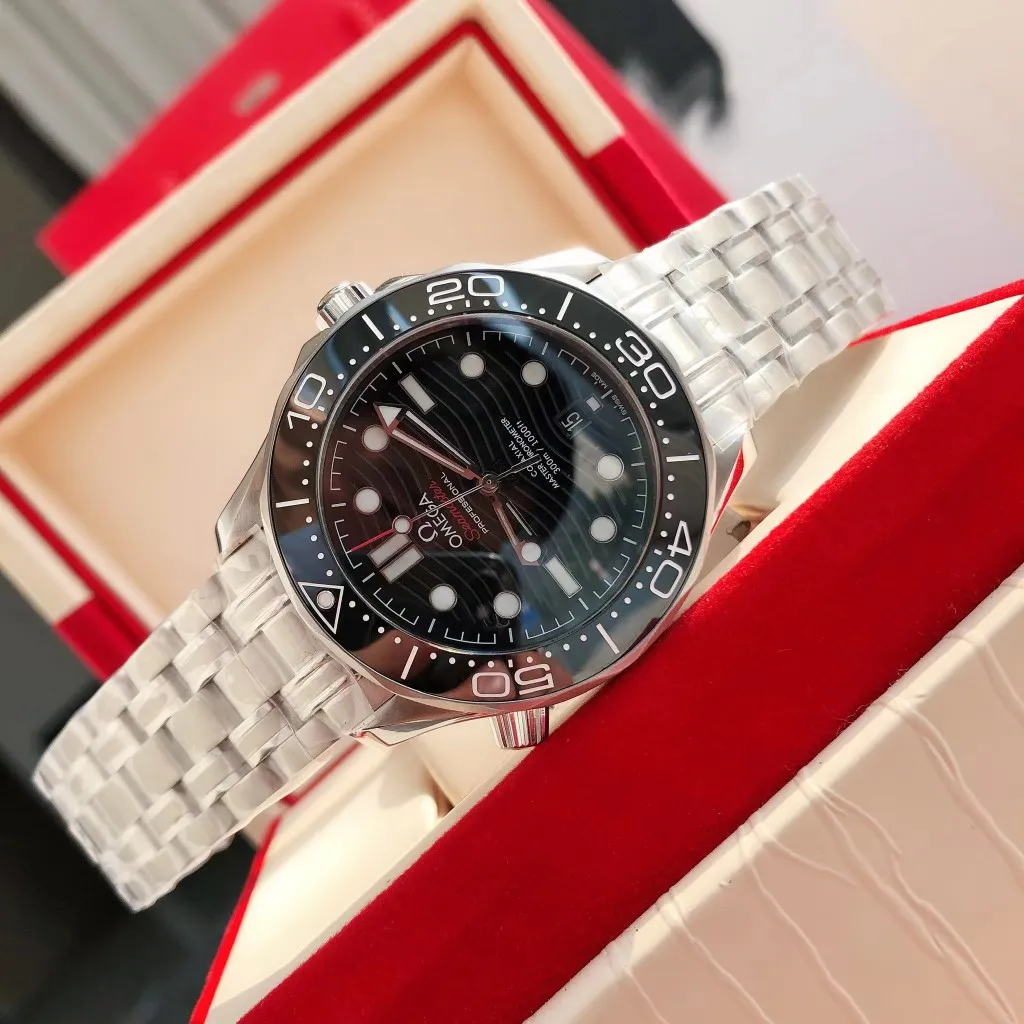 【High-end replica】💰1160! 【Customized all-in-one machine】💰1720! Omega Seamaster's new upgraded version of Seamaster 300 meters has arrived. It continues to adhere to practical value, delve into appearance details, and import an all-in-one movement. There is no best, only a better upgrade concept. It will once again push the entire series of Seamaster watches with the new Citizen movement to the top!  [Upgrade 1] Corrected the bezel to match the color of the letter, synchronized with the original genuine sunken luminous pearl, and the luminous color is synchronized [Upgrade 2] Corrected the original synchronized 8800 movement automatic hammer, effectively combined with the durability of the imported 9015 movement, and more intuitively close to the original [Upgrade 3] Upgraded the arched scratch-resistant sapphire glass mirror, since then‼ ️ All watches are made of sapphire glass [Upgrade 4] Using original genuine CNC molds, perfectly copying the same shell shape and band-shaped curvature of the genuine products. The appearance similarity with the genuine products is indistinguishable. The pictures were taken on a customized all-in-one machine!