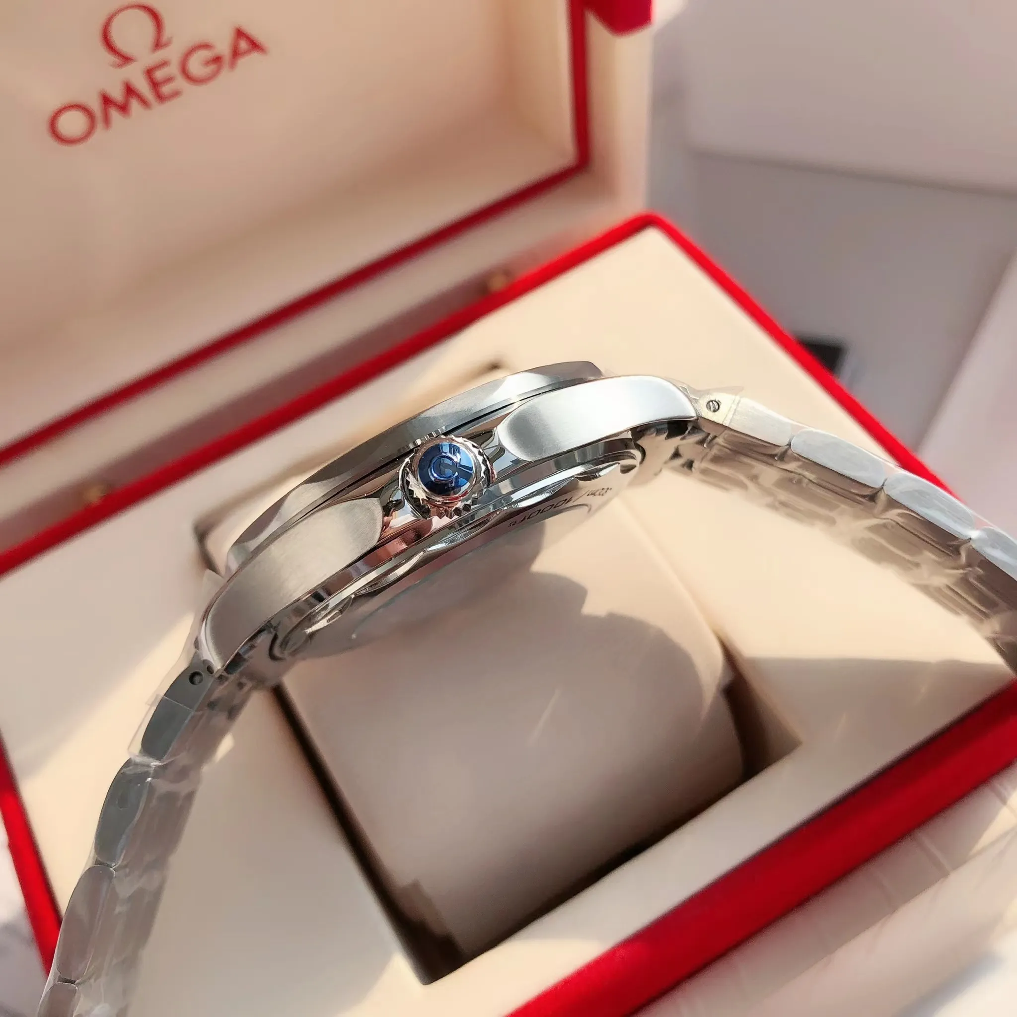 【High-end replica】💰1160! 【Customized all-in-one machine】💰1720! Omega Seamaster's new upgraded version of Seamaster 300 meters has arrived. It continues to adhere to practical value, delve into appearance details, and import an all-in-one movement. There is no best, only a better upgrade concept. It will once again push the entire series of Seamaster watches with the new Citizen movement to the top!  [Upgrade 1] Corrected the bezel to match the color of the letter, synchronized with the original genuine sunken luminous pearl, and the luminous color is synchronized [Upgrade 2] Corrected the original synchronized 8800 movement automatic hammer, effectively combined with the durability of the imported 9015 movement, and more intuitively close to the original [Upgrade 3] Upgraded the arched scratch-resistant sapphire glass mirror, since then‼ ️ All watches are made of sapphire glass [Upgrade 4] Using original genuine CNC molds, perfectly copying the same shell shape and band-shaped curvature of the genuine products. The appearance similarity with the genuine products is indistinguishable. The pictures were taken on a customized all-in-one machine!
