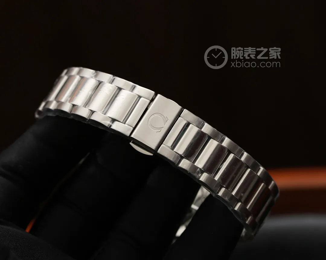 【Foreign trade import】💰1160! Omega has an indissoluble bond with the ocean. Decades before venturing into space, Omega had begun exploring the secrets of the deep sea. In 1932, the Omega Marine watch was tested at a depth of 73 meters in Lake Geneva and became a professional commercially available diving watch. In 1993, the Omega Seamaster 300-meter professional diving watch was born, becoming a truly classic diving watch masterpiece. Nowadays, the Omega Seamaster 300-meter diving watch is the sports watch of choice for many watch lovers. Its technological innovation and modern design concepts make it a professional and fashionable wrist timepiece. (Watch model: 210.22.44.51.03.001) ⚠️Features: The Omega Seamaster 150-meter watch has always been loved by everyone. This year, Omega launched the Seamaster 150-meter chronograph watch, with a total of 9 models in different colors. These new masterpieces not only change in appearance, the movement is equipped with a new automatic watch movement, this is Omega’s latest Master Chronometer!  ⚠️ [Latest bar picture] In an era when a new generation of watch lovers pursue multi-function and zero repairs - Haima officially recommends the 300-meter series 🌹👉👉 [Classic hot model to create greater glory] 🔥 Brand: Omega (return of distinguished quality products) [Breaking hot model after the year] Type: Fine men's watch (top) [Haima series] Strap: 316L stainless steel strap (comfortable) Movement: Original 8900 movement (stable) Material: Mineral super strong mirror (wear-resistant) Relief essence Vast atmosphere Unique ingenuity Treasure for the wrist Size: 41mm in diameter and 12mm thick Hot sale on the market! Welcome to reprint! Watch summary: Today, the Omega Seamaster series is one of the brand’s most popular series. This series has a highly recognizable appearance design and an accurate movement! Welcome to taste! ——Welcome to forward!