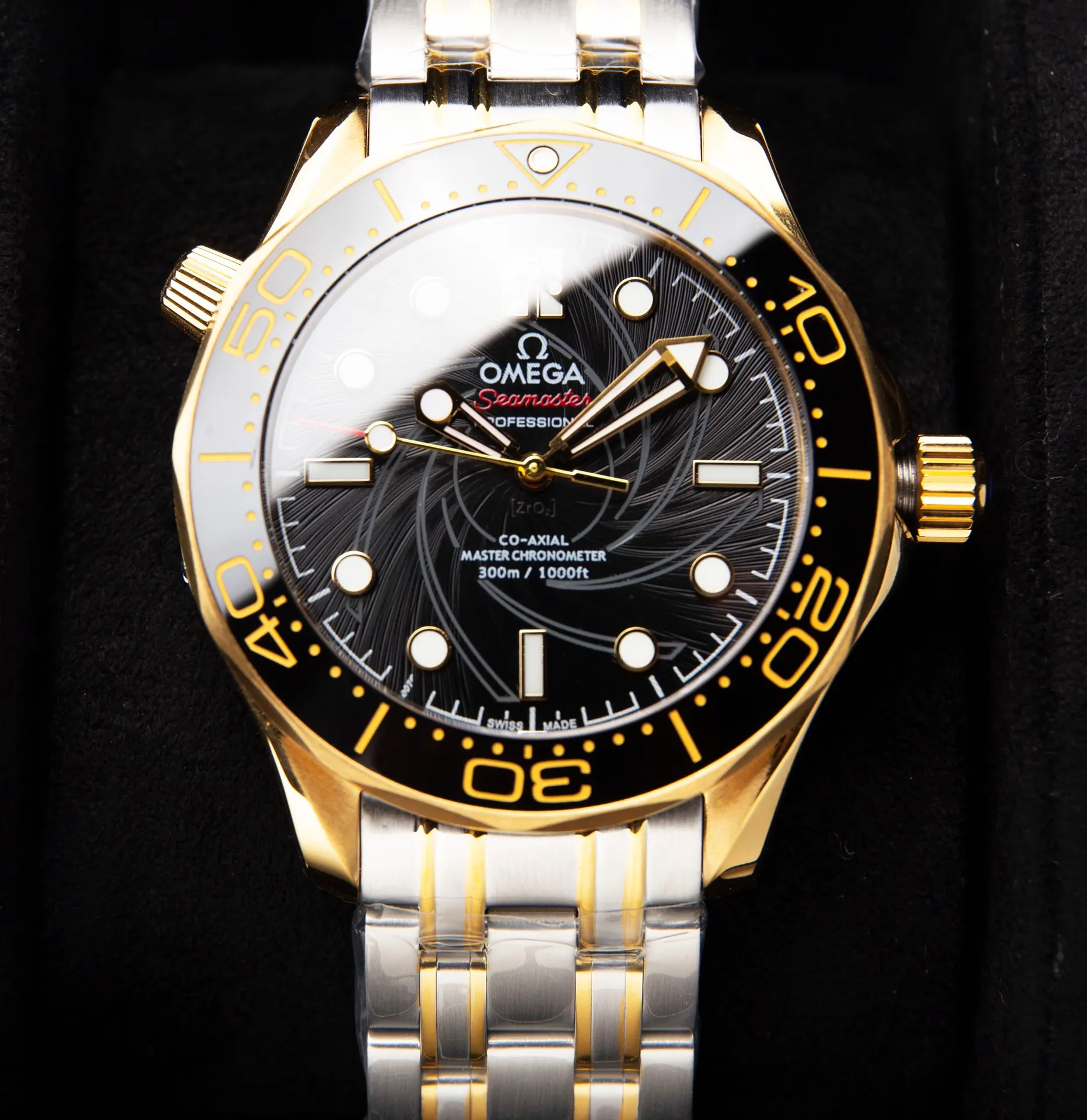 【High-end replica】💰1300! Customized all-in-one machine 💰1900! Omega Seamaster 007 First Anniversary Series 300-meter Diving Watch is of exclusive quality on the entire network. [Movement] Equipped with the brand new 9015 all-in-one fully automatic mechanical movement imported from Japan, it truly achieves zero repairs, accurate running time, strong practicality and 100% waterproof. [Glass] High-definition double-bore sapphire mirror [Ceramic ring] Use imported ceramic ring [Pointer] Super-LumiNova [Pointer] Corresponds to the original electroplated metal rotor [Literal] Corresponds to the counter Seamaster 300 porcelain surface craftsmanship (the visual effect beats ordinary oil pressure) [Case] ​​Made of 316L stainless steel case, equipped with the only original ceramic one-way rotating timing ring in its class. The pressure relief valve on the side of the case is the same as the original one. Table diameter 42, official perfect size!
