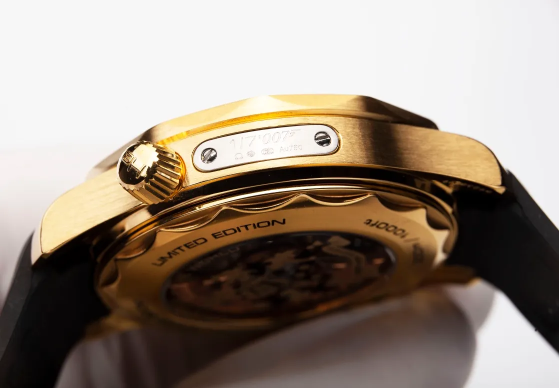 【High-end replica】💰1300! Customized all-in-one machine 💰1900! Omega Seamaster 007 First Anniversary Series 300-meter Diving Watch is of exclusive quality on the entire network. [Movement] Equipped with the brand new 9015 all-in-one fully automatic mechanical movement imported from Japan, it truly achieves zero repairs, accurate running time, strong practicality and 100% waterproof. [Glass] High-definition double-bore sapphire mirror [Ceramic ring] Use imported ceramic ring [Pointer] Super-LumiNova [Pointer] Corresponds to the original electroplated metal rotor [Literal] Corresponds to the counter Seamaster 300 porcelain surface craftsmanship (the visual effect beats ordinary oil pressure) [Case] ​​Made of 316L stainless steel case, equipped with the only original ceramic one-way rotating timing ring in its class. The pressure relief valve on the side of the case is the same as the original one. Table diameter 42, official perfect size!