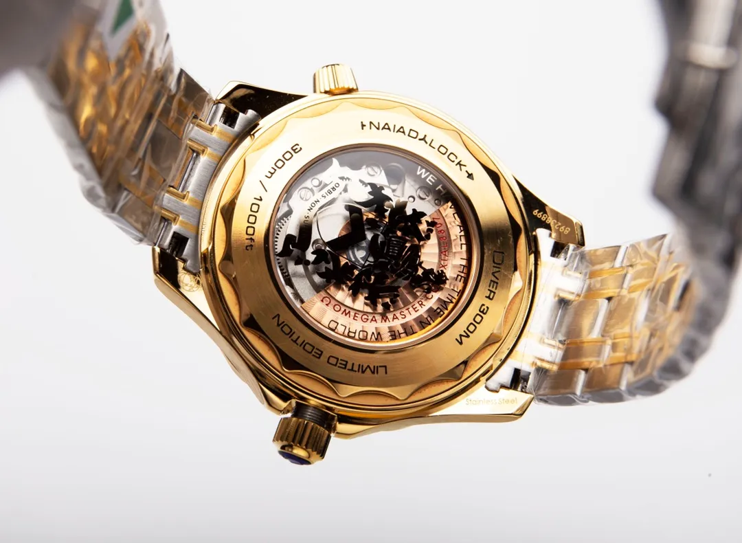 【High-end replica】💰1300! Customized all-in-one machine 💰1900! Omega Seamaster 007 First Anniversary Series 300-meter Diving Watch is of exclusive quality on the entire network. [Movement] Equipped with the brand new 9015 all-in-one fully automatic mechanical movement imported from Japan, it truly achieves zero repairs, accurate running time, strong practicality and 100% waterproof. [Glass] High-definition double-bore sapphire mirror [Ceramic ring] Use imported ceramic ring [Pointer] Super-LumiNova [Pointer] Corresponds to the original electroplated metal rotor [Literal] Corresponds to the counter Seamaster 300 porcelain surface craftsmanship (the visual effect beats ordinary oil pressure) [Case] ​​Made of 316L stainless steel case, equipped with the only original ceramic one-way rotating timing ring in its class. The pressure relief valve on the side of the case is the same as the original one. Table diameter 42, official perfect size!