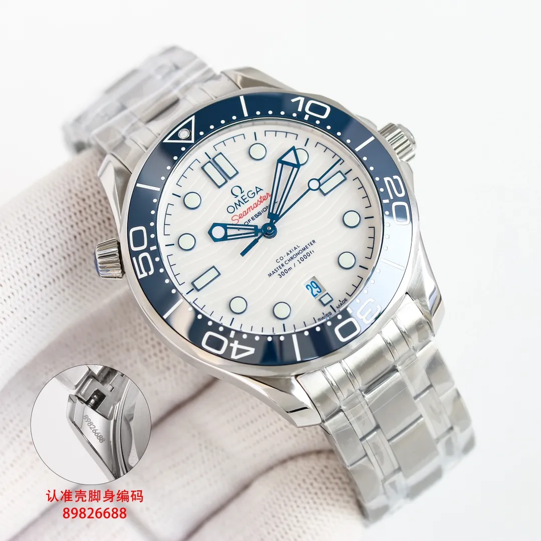 (Send a pair of tape) GR Omega OMEGA Seamaster uses double T black balance wheel 8800 movement, 42 mm case, GR1 laser engraved corrugated dial, hollow hands and ammonia exhaust valve, etc. The color scheme uses a classic blue dial with a blue bezel. The dial and bezel are of the same color. The Seamaster series is a classic configuration among the Omega Seamaster 300-meter diving watches. Black and blue (the two most classic ones) are both in this way. This Seamaster 300 is made of fine steel and 18k gold. It has a 42mm fine steel case, a blue ceramic dial with laser-engraved ripple pattern, and hour markers and hands covered with white Super-LumiNova. There is a calendar window at 6 o'clock. The unidirectional rotating bezel is also made of blue ceramic material, and the bright bezel is decorated with a white enamel diving scale, echoing the overall design. The LOGO, signature, etc. on the dial are also all in white, and the color matching and details are as pure as possible, highlighting the beauty of blue.