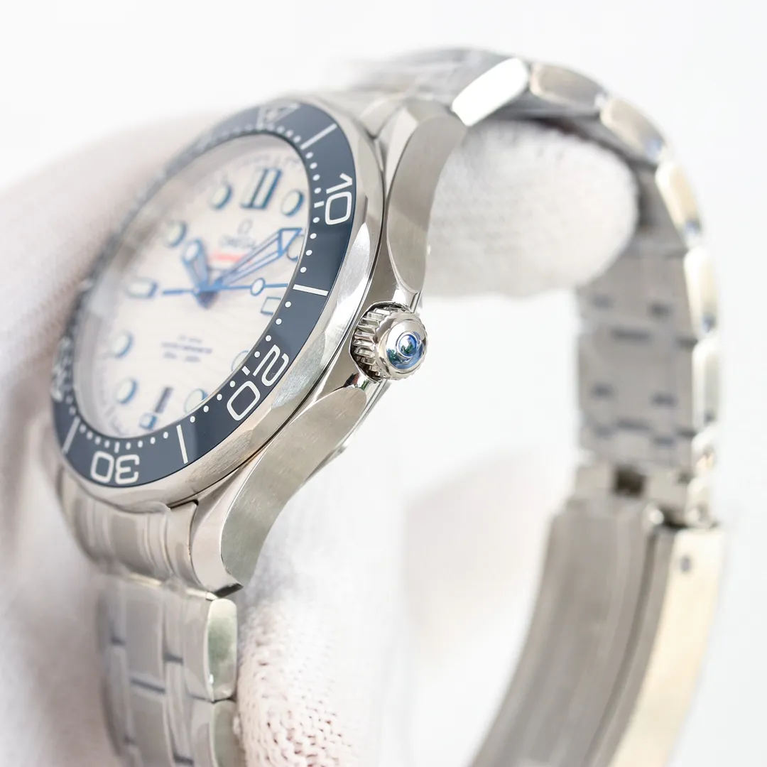 (Send a pair of tape) GR Omega OMEGA Seamaster uses double T black balance wheel 8800 movement, 42 mm case, GR1 laser engraved corrugated dial, hollow hands and ammonia exhaust valve, etc. The color scheme uses a classic blue dial with a blue bezel. The dial and bezel are of the same color. The Seamaster series is a classic configuration among the Omega Seamaster 300-meter diving watches. Black and blue (the two most classic ones) are both in this way. This Seamaster 300 is made of fine steel and 18k gold. It has a 42mm fine steel case, a blue ceramic dial with laser-engraved ripple pattern, and hour markers and hands covered with white Super-LumiNova. There is a calendar window at 6 o'clock. The unidirectional rotating bezel is also made of blue ceramic material, and the bright bezel is decorated with a white enamel diving scale, echoing the overall design. The LOGO, signature, etc. on the dial are also all in white, and the color matching and details are as pure as possible, highlighting the beauty of blue.