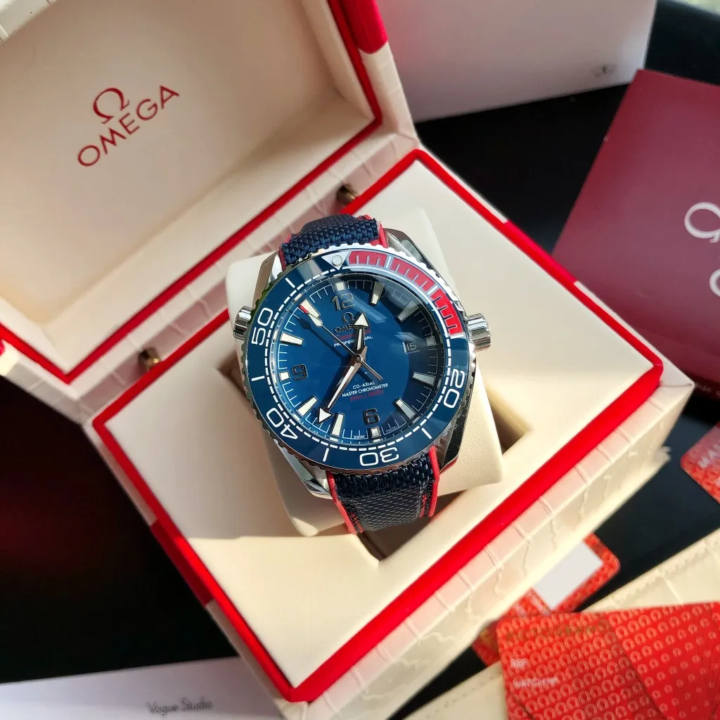 High-end replica 💰1240! TW Taiwan Factory💰1720! 2024 new customized Omega Seamaster series 600-meter America's Cup limited edition diving watch has arrived. It is exclusively customized with original synchronization details. Each watch number is engraved with an identification number and will never be repeated. The ceramic bezel is unique to the entire network. It has a Citizen movement internally and the external repair details are synchronized with the original. [Movement] Equipped with 💯 Brand new Japanese original 9015 automatic mechanical movement, 0️⃣ repair, accurate running time, strong practicality [Case] Made of 316L stainless steel, electroplated in the vacuum furnace of the entire network, equipped with the only original ceramic one-way rotating chronograph ring in its class [Bracelet] Official synchronous rubber strap or 316 stainless steel chain of the Seamaster 600m Diving Watch produced by GD, with the only original push-pull adjustable clasp in its class ⚠️Please look for the exclusive quality of GD products