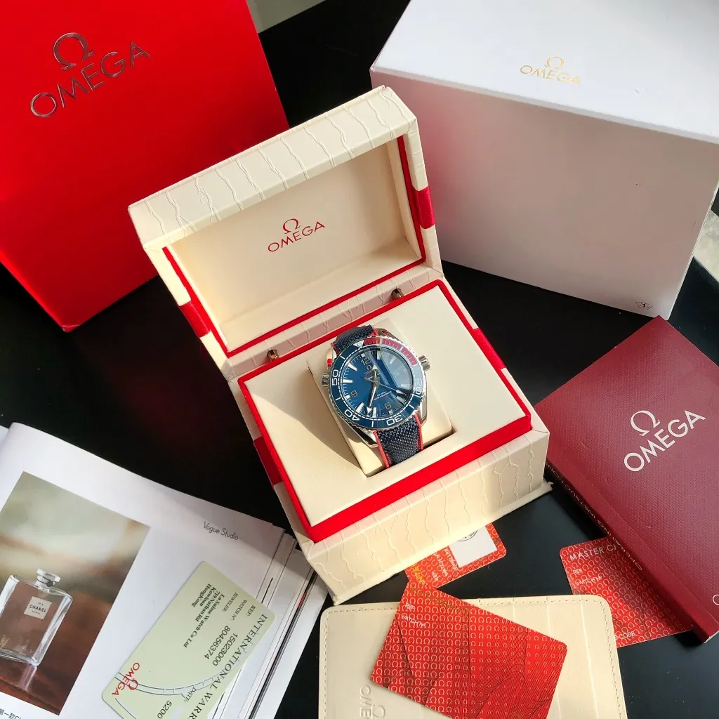 High-end replica 💰1240! TW Taiwan Factory💰1720! 2024 new customized Omega Seamaster series 600-meter America's Cup limited edition diving watch has arrived. It is exclusively customized with original synchronization details. Each watch number is engraved with an identification number and will never be repeated. The ceramic bezel is unique to the entire network. It has a Citizen movement internally and the external repair details are synchronized with the original. [Movement] Equipped with 💯 Brand new Japanese original 9015 automatic mechanical movement, 0️⃣ repair, accurate running time, strong practicality [Case] Made of 316L stainless steel, electroplated in the vacuum furnace of the entire network, equipped with the only original ceramic one-way rotating chronograph ring in its class [Bracelet] Official synchronous rubber strap or 316 stainless steel chain of the Seamaster 600m Diving Watch produced by GD, with the only original push-pull adjustable clasp in its class ⚠️Please look for the exclusive quality of GD products