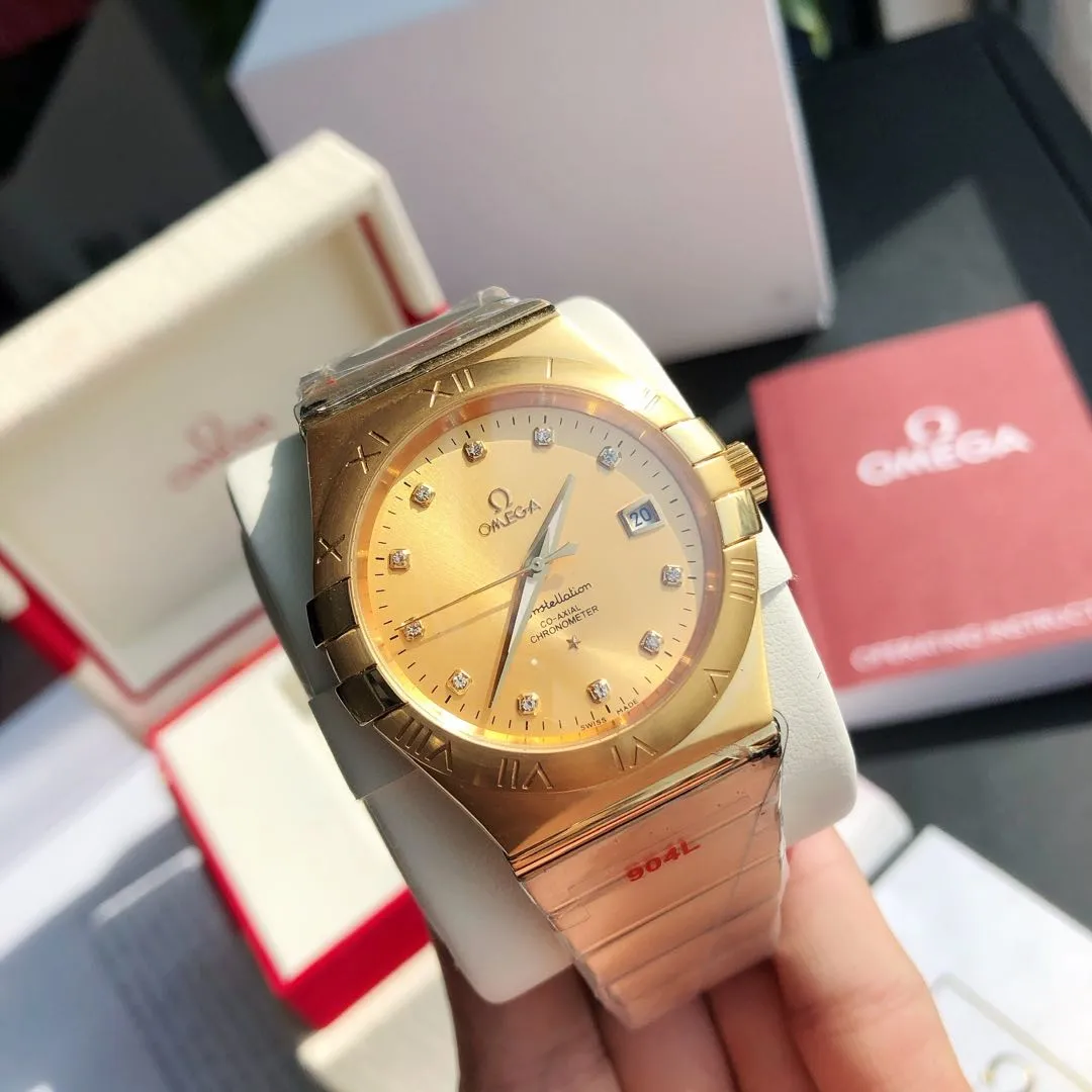 Constellation series couple watch. Men's size: 38/10.5mm. Women's size: 27/10.5mm [Annual masterpiece, classic hit] In 2020, GD produced another full series of high-quality products to fill the gap-Omega Constellation series fully automatic mechanical watch. It has been sharpened for ten years and never gives up! Another high-quality, ultra-affordable representative work produced by GD once again refreshes the "genuine appearance details, built-in new Citizen movement" [Movement] GD produces the entire network's exclusive replica Constellation series men's watch equipped with 💯 The new Citizen 8215 automatic mechanical movement, and the women's watch is equipped with 💯 The new Citizen 6T51 automatic mechanical movement, exclusive correction of the 8501 original automatic hammer, the kinetic energy of the movement is durable, and the travel time is accurate, ⭕️ Reworked [Case] 💯 Super waterproof, you can swim with confidence 🚰 316L stainless steel case, CNC cutting process for the same material bracelet, perfect shell shape and joints, replica craftsmanship, the thinnest workmanship of the same level of movement‼ ️ Equipped with a high-quality Swarovski crystal diamond ring (not an ordinary pickaxe stone), it is colorful under the sun [Details] The original strips and diamond sides are optional, and the original ones are all the same color. The bracelet is equipped with the only original folding clasp in its class, and the sapphire anti-scratch glass mirror reads clearly [Inventory] 1000+ in the whole series, long-term replenishment supply ⚠️Please look for the exclusive quality of GD products