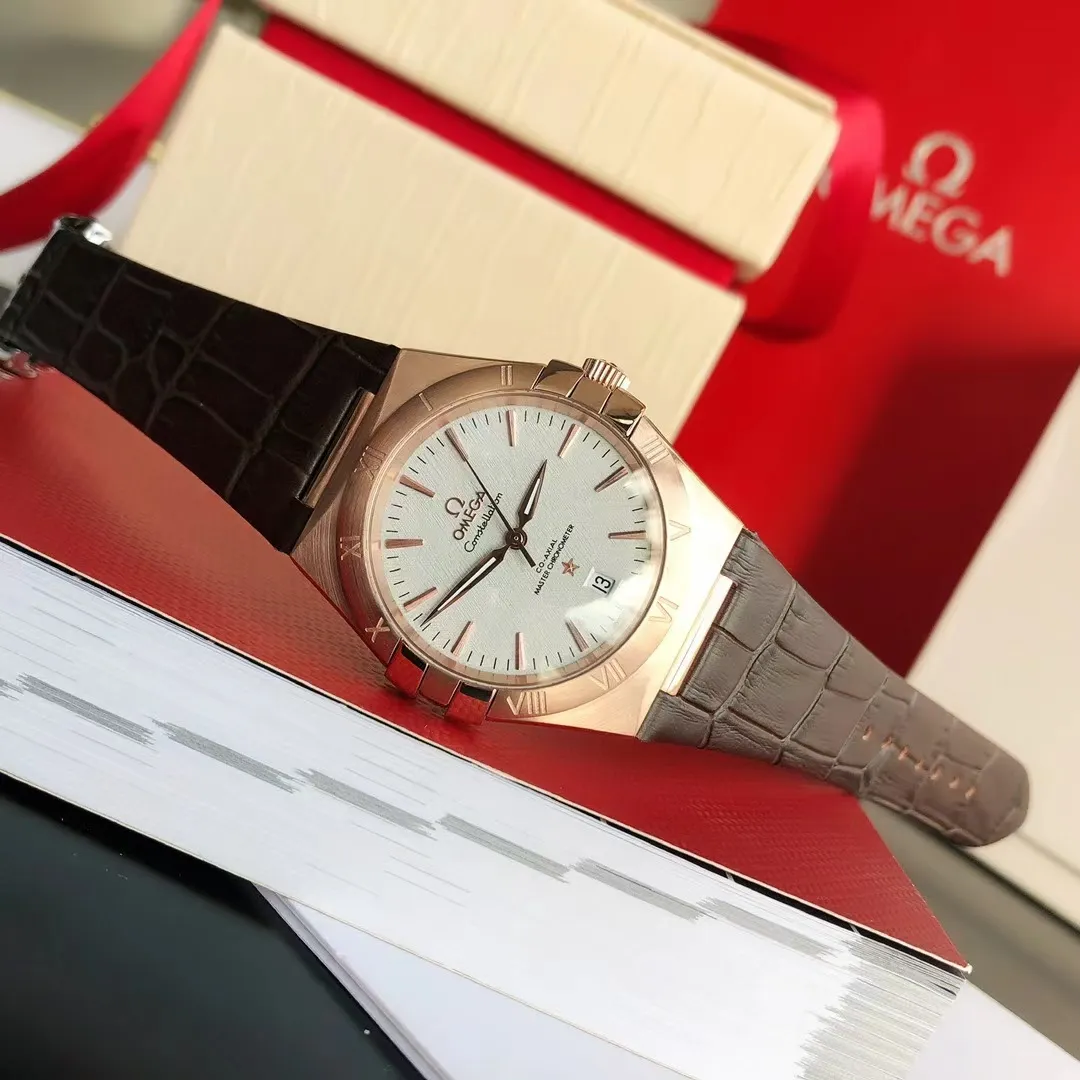 【High-end replica】💰1300! 【Customized all-in-one machine】💰1720! 2023 official new product - the fifth generation of Omega's "Constellation Gents" constellation series is on the market [color] After ten years of hard work, never give in! Another high-quality, ultra-affordable masterpiece that once again refreshes the "genuine appearance details, built-in brand new Citizen movement" [Movement] The entire network's exclusive replica of the Constellation series men's watch is equipped with the brand new Citizen 8215 automatic mechanical movement, exclusive corrected automatic hammer, the movement's kinetic energy is durable, accurate in travel time, ⭕️reworked [Case] 💯 Super waterproof, you can swim with confidence🚰 316L fine steel case, same material bracelet CNC cutting process, perfect shell shape and connection, vintage craftsmanship, the thinnest workmanship of the same level of movement [Details] The words are synchronized with the original strips, the texture is delicate, the disk surface is simple and elegant, the ring edge is hand-decorated and electroplated in a vacuum furnace, the color is uniform and bright, the original same color is complete, the strap is made of Italian calfskin with the original folding clasp