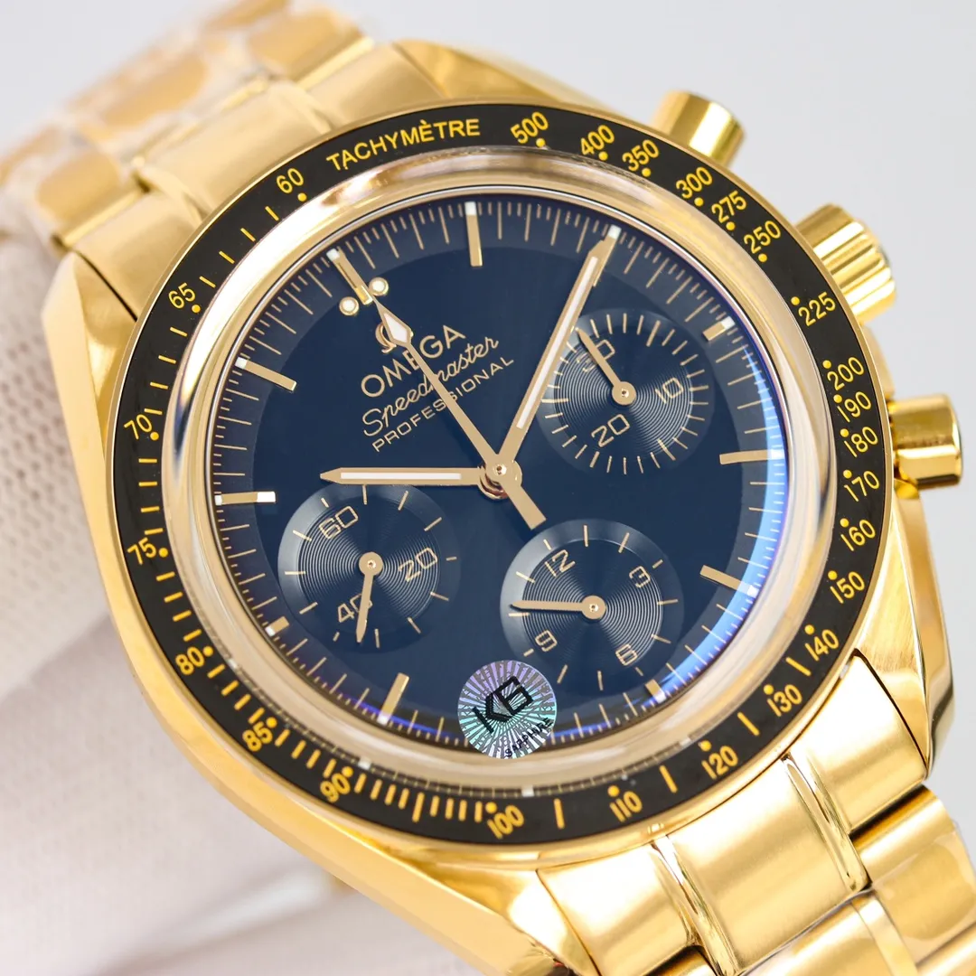 💎The long-awaited rose gold model of the Omega Speedmaster series has finally arrived, ushering in the most beautiful professional moon watch in history. The case is 42 mm, with a "stepped" dial, showing the polished effect of solar rays, and the small dials and hour markers are blackened. The black ceramic bezel is decorated with a tachymeter scale made of Ceragold technology.