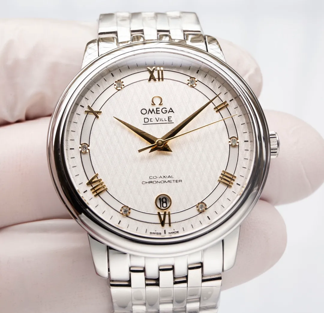 【Customized all-in-one machine】💰1920! Omega-De Ville Series-Couple Watches! Genuine mold opening, 👏The lettering is the same as the original product with sun pattern, the curved surface is upgraded to high-definition arched double sapphire glass (clearer display, anti-scratch) 👏The back of the steel belt is also synchronized with the original laser product batch number! It took 9 months to make many corrections and upgrades to create a 1:1 shell model, striving for perfection! The diameter of men's clothing is 39.5mm, and the diameter of women's clothing is 32.7mm👏! The style adopts the original Citizen 9015 all-in-one mechanical movement, which vibrates 28,800 times per hour, and has zero repair quality. The style is matched with Italian cowhide to make the wrist more comfortable and comfortable. The strap body/buckle is engraved with the classic "OMEGA" logo, which is generous and classy. Real shot🔰Please pay attention to the details! (Focus on original new machines) Focus is an attitude, produced by JH!